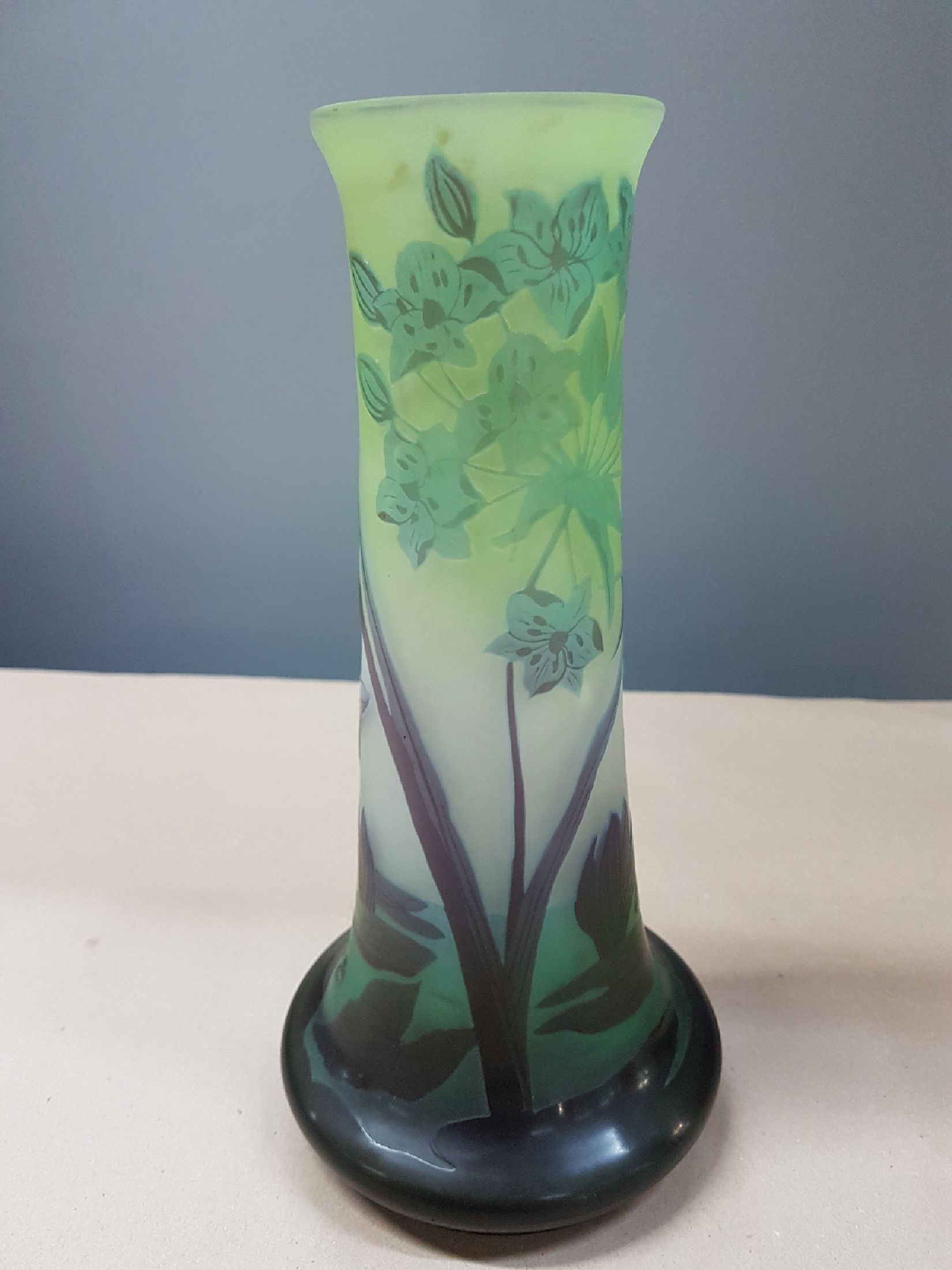 Detail e: Vase, Emile Gallé, um 1900/10, farbloses Glas, Teichlandschaft mit Seerosen und wohl blühendes Pfeilkraut, partiell grüner Innenüberfang, ...