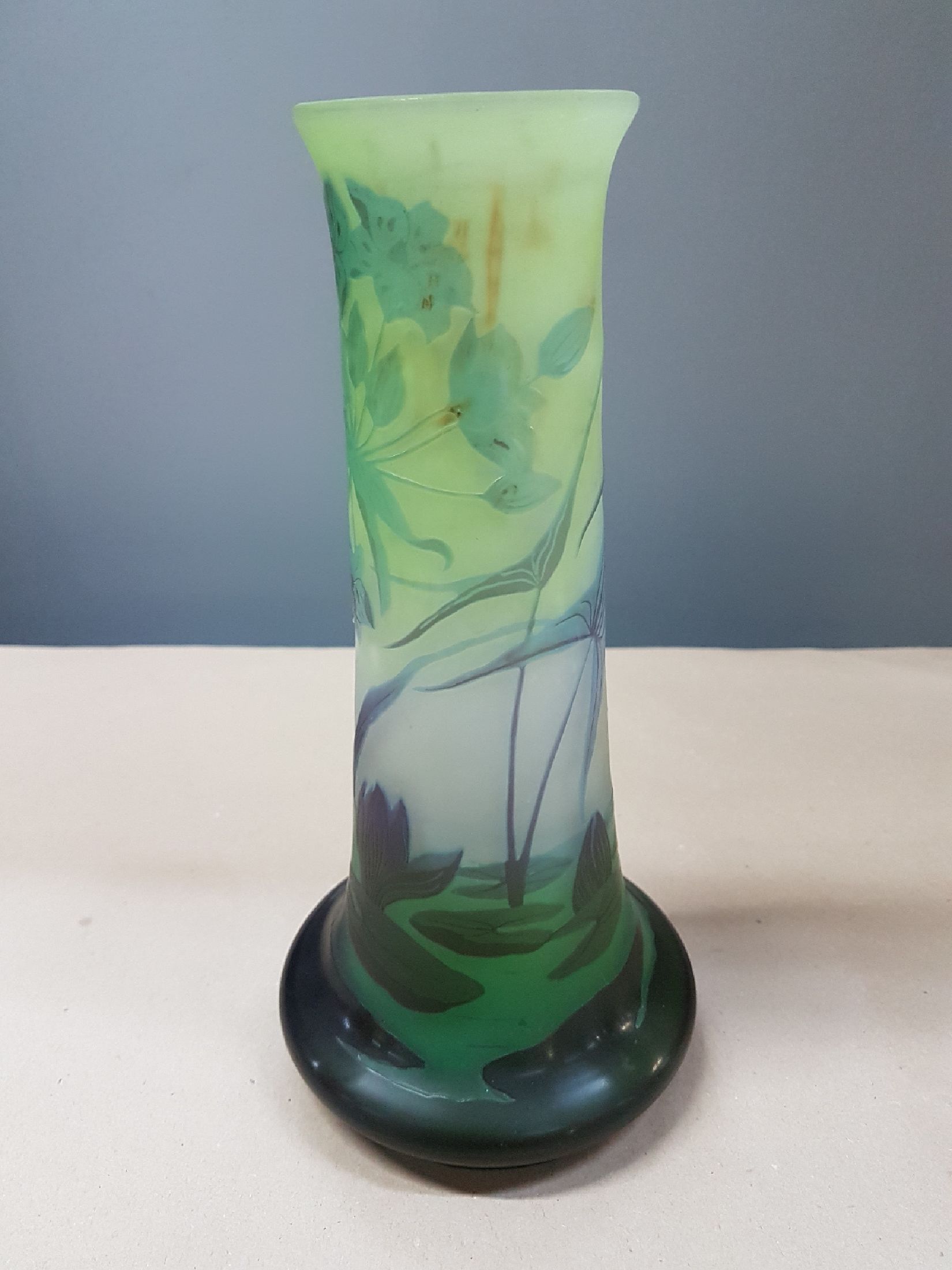 Detail f: Vase, Emile Gallé, um 1900/10, farbloses Glas, Teichlandschaft mit Seerosen und wohl blühendes Pfeilkraut, partiell grüner Innenüberfang, ...