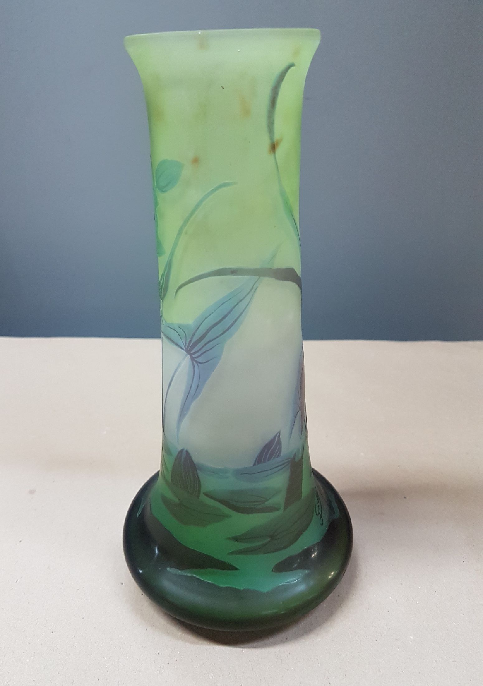 Detail g: Vase, Emile Gallé, um 1900/10, farbloses Glas, Teichlandschaft mit Seerosen und wohl blühendes Pfeilkraut, partiell grüner Innenüberfang, ...