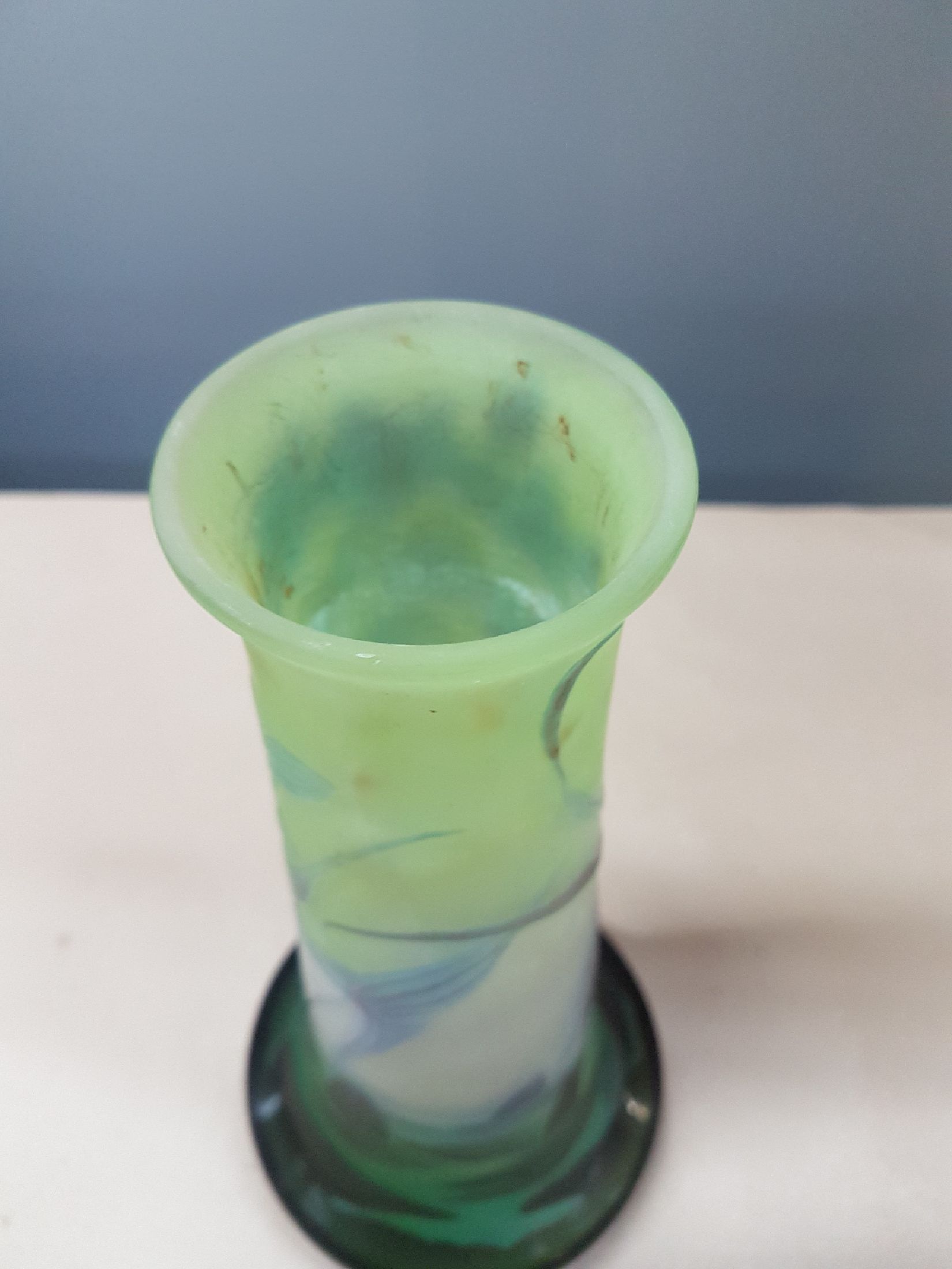 Detail h: Vase, Emile Gallé, um 1900/10, farbloses Glas, Teichlandschaft mit Seerosen und wohl blühendes Pfeilkraut, partiell grüner Innenüberfang, ...