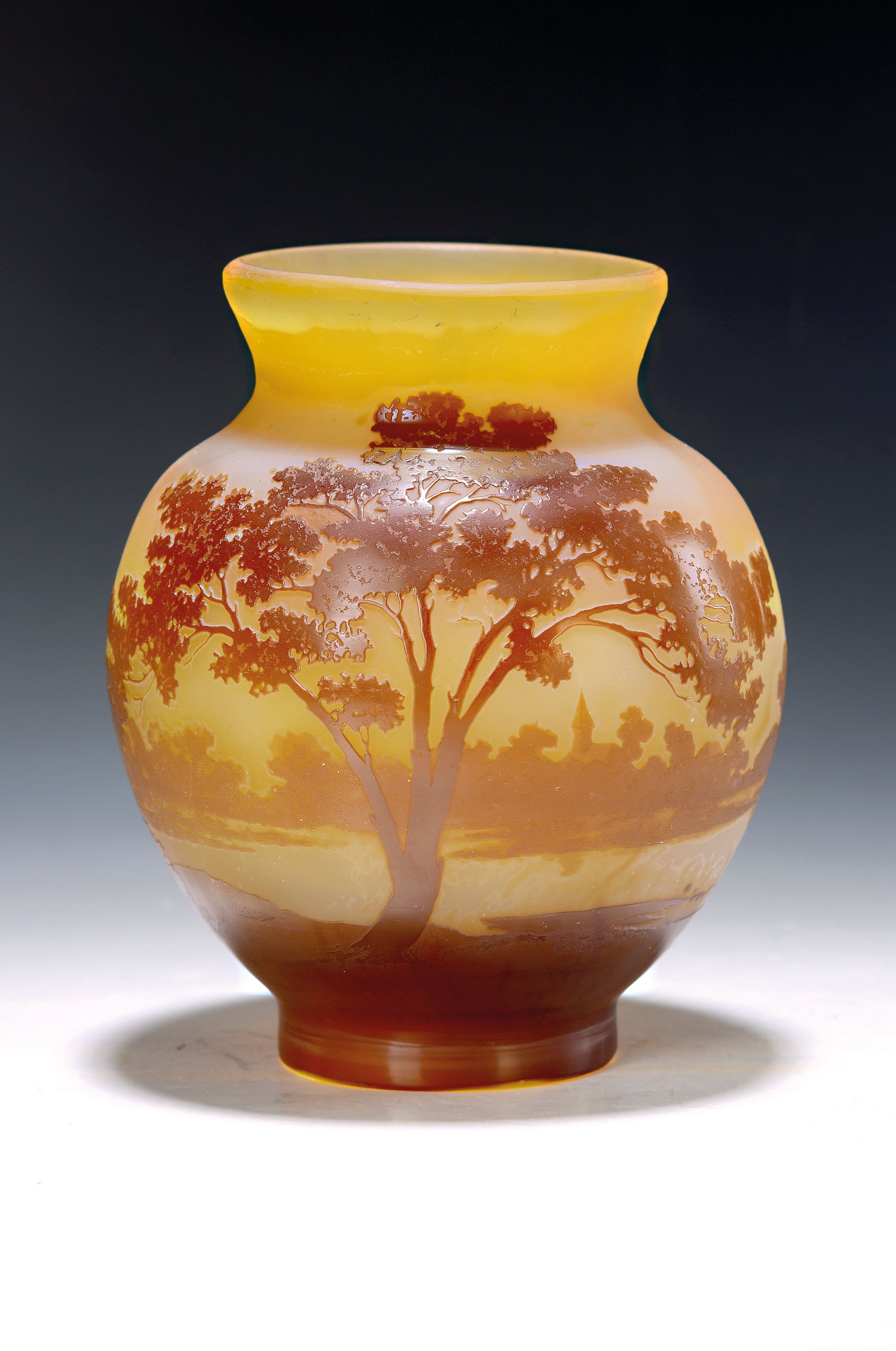 Vase mit Landschaftsdekor, Emile Gallé, um 1900, farbloses Schichtglas, mit gelbem Innenüberfang, brauner Außenüberfang, Seelandschaft mit ...
