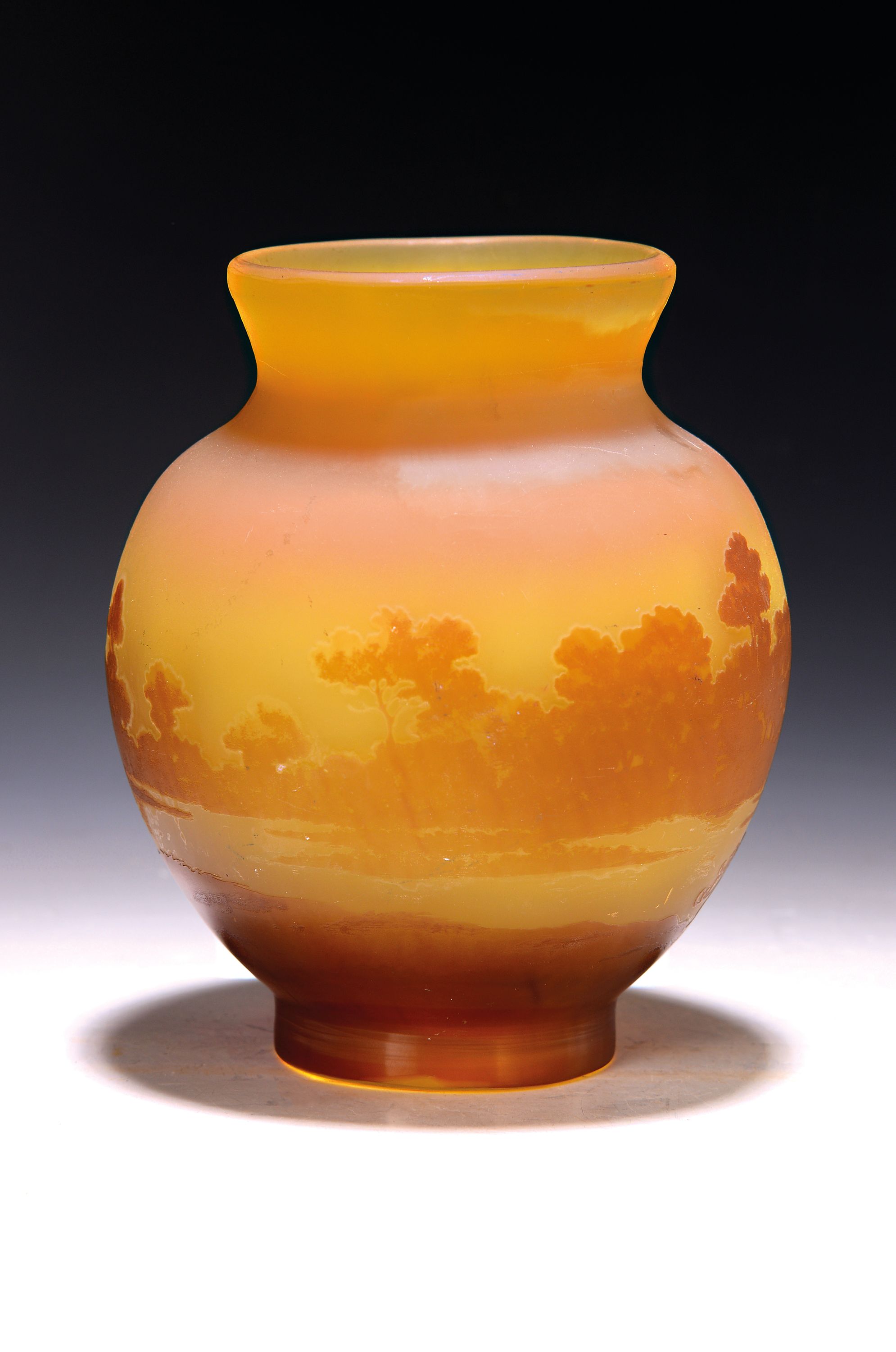Detail a: Vase mit Landschaftsdekor, Emile Gallé, um 1900, farbloses Schichtglas, mit gelbem Innenüberfang, brauner Außenüberfang, Seelandschaft mit ...