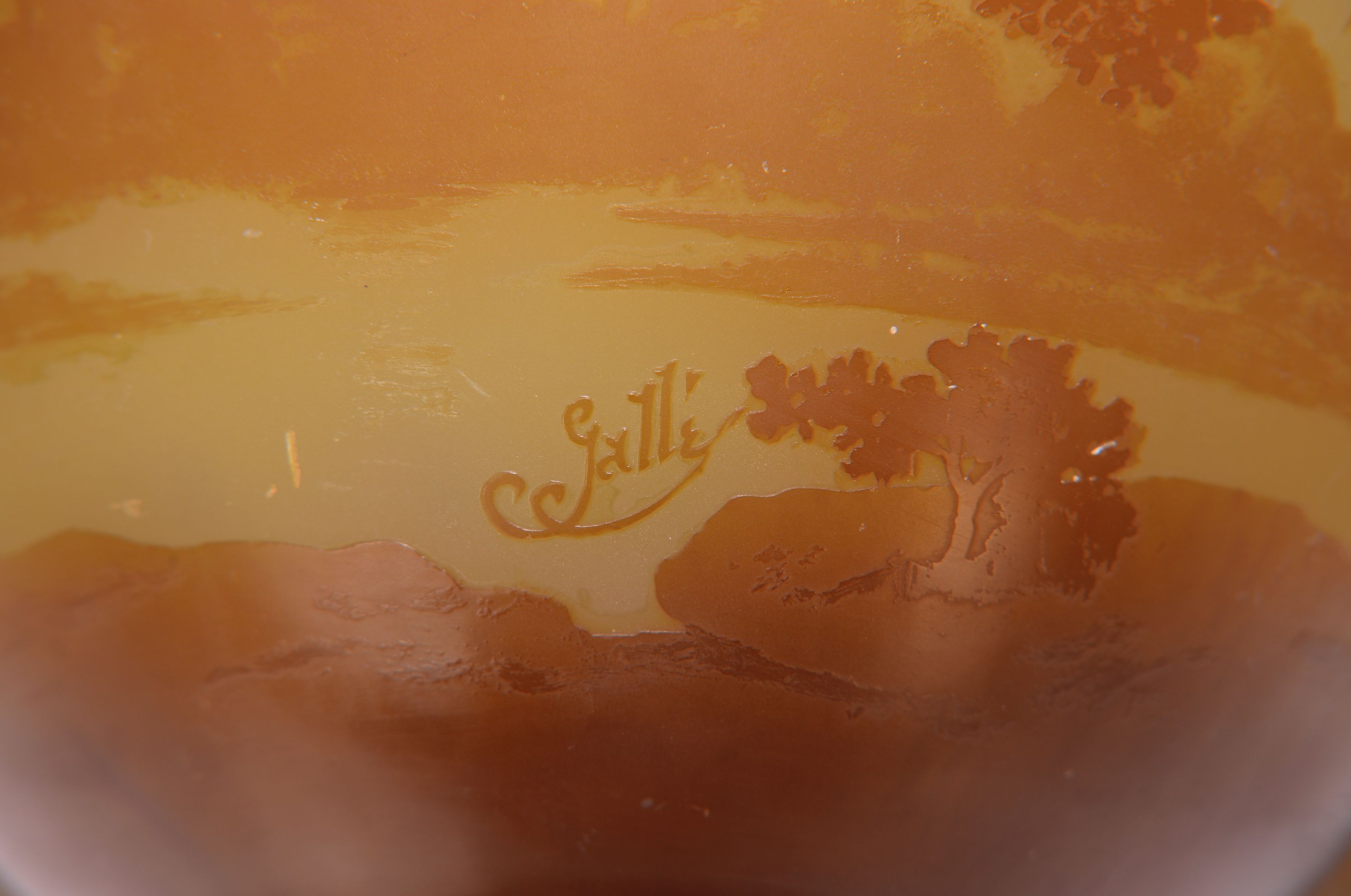 Detail b: Vase mit Landschaftsdekor, Emile Gallé, um 1900, farbloses Schichtglas, mit gelbem Innenüberfang, brauner Außenüberfang, Seelandschaft mit ...