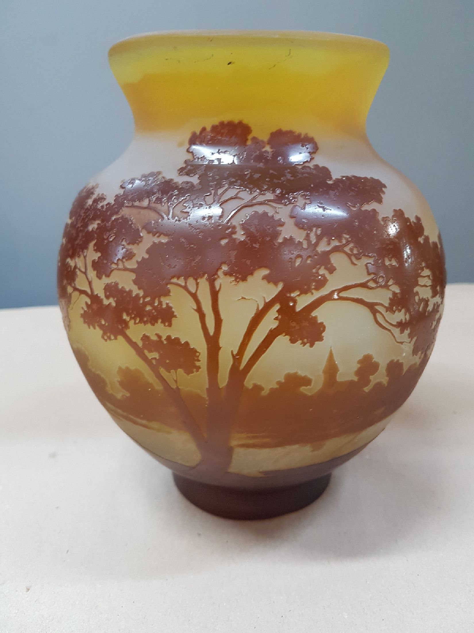 Detail c: Vase mit Landschaftsdekor, Emile Gallé, um 1900, farbloses Schichtglas, mit gelbem Innenüberfang, brauner Außenüberfang, Seelandschaft mit ...