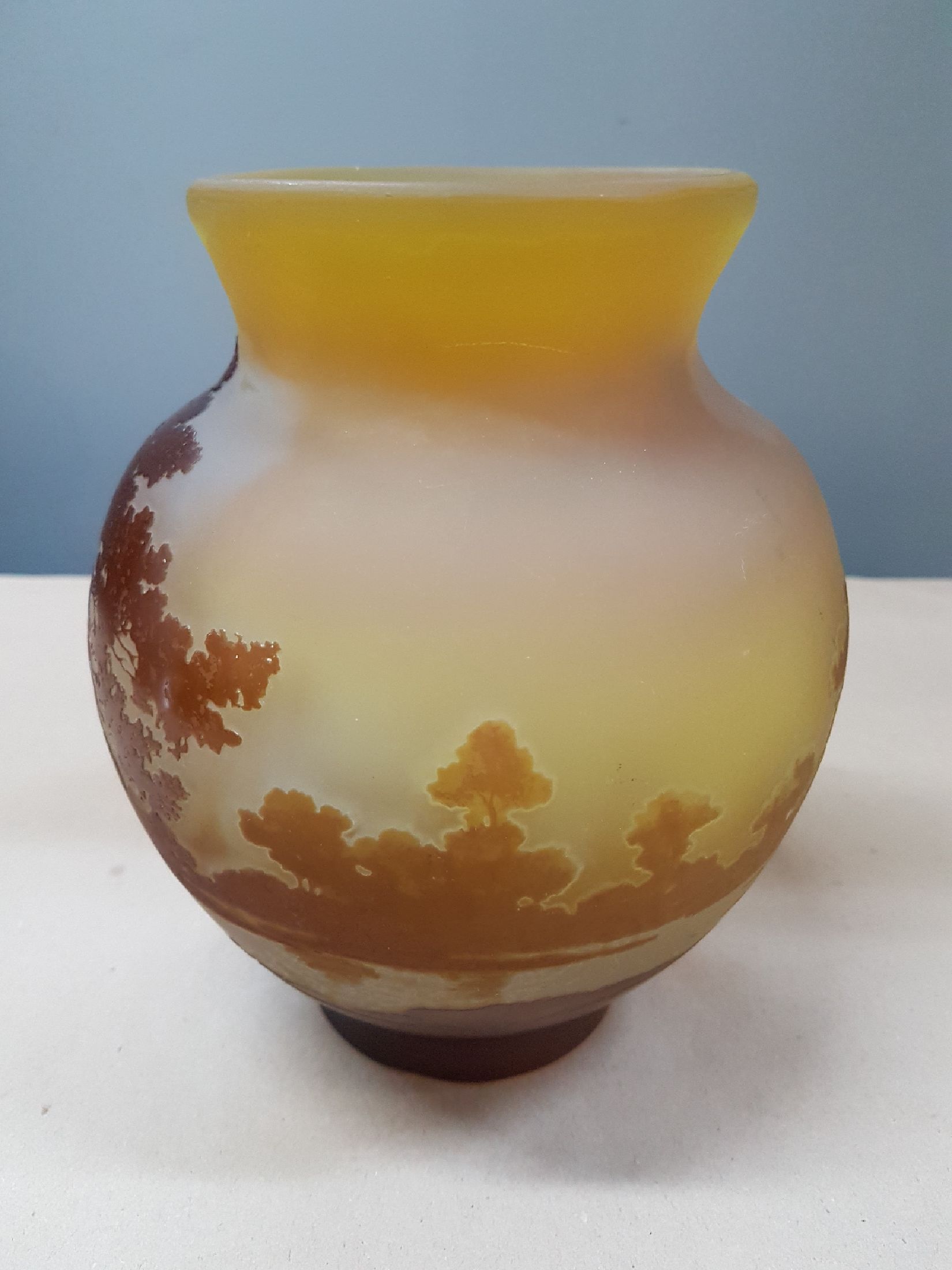 Detail d: Vase mit Landschaftsdekor, Emile Gallé, um 1900, farbloses Schichtglas, mit gelbem Innenüberfang, brauner Außenüberfang, Seelandschaft mit ...