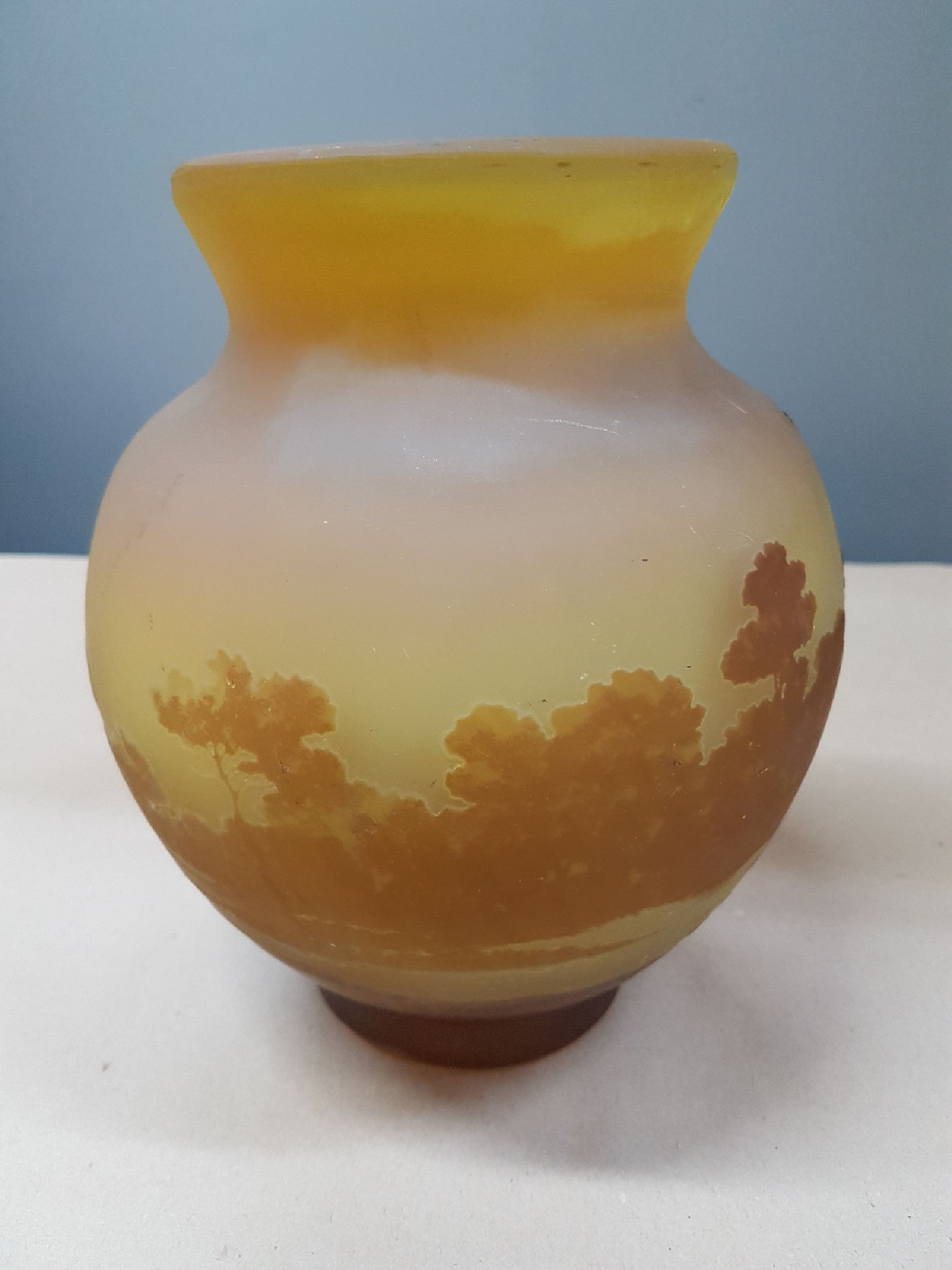 Detail e: Vase mit Landschaftsdekor, Emile Gallé, um 1900, farbloses Schichtglas, mit gelbem Innenüberfang, brauner Außenüberfang, Seelandschaft mit ...
