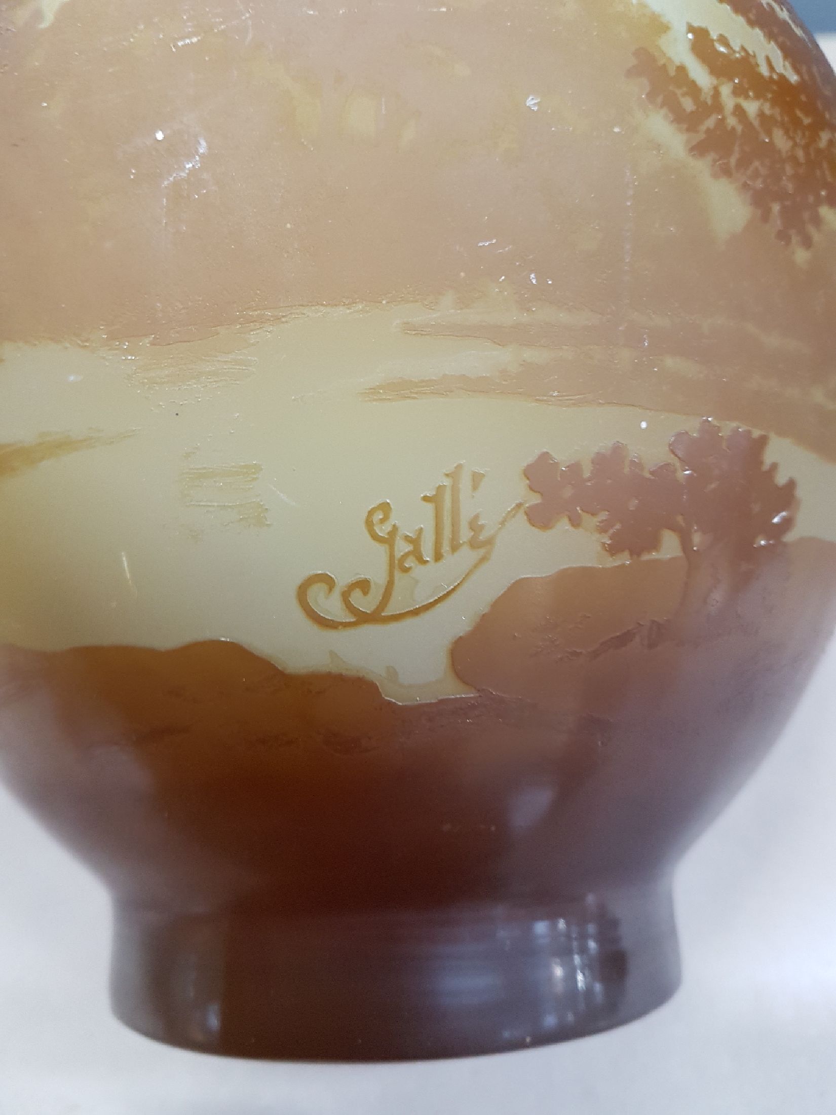Detail g: Vase mit Landschaftsdekor, Emile Gallé, um 1900, farbloses Schichtglas, mit gelbem Innenüberfang, brauner Außenüberfang, Seelandschaft mit ...