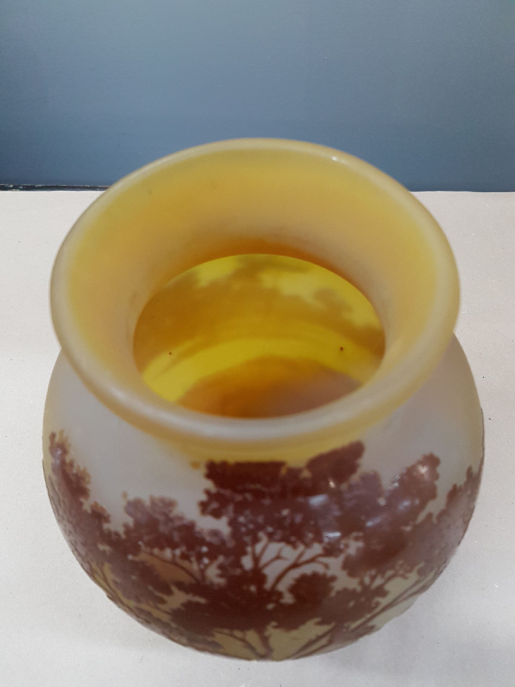 Detail h: Vase mit Landschaftsdekor, Emile Gallé, um 1900, farbloses Schichtglas, mit gelbem Innenüberfang, brauner Außenüberfang, Seelandschaft mit ...