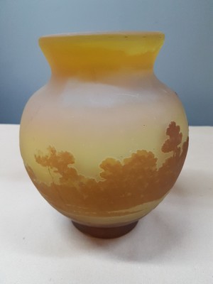 26684279e - Vase with landscape decoration, Emile Gallé, around 1900, colorless layered glass, with yellow inner overlay, brown outer overlay, sea landscape with trees and a church in the background, etched, signed, H. 19.5 cm, W. approx. 16 cm