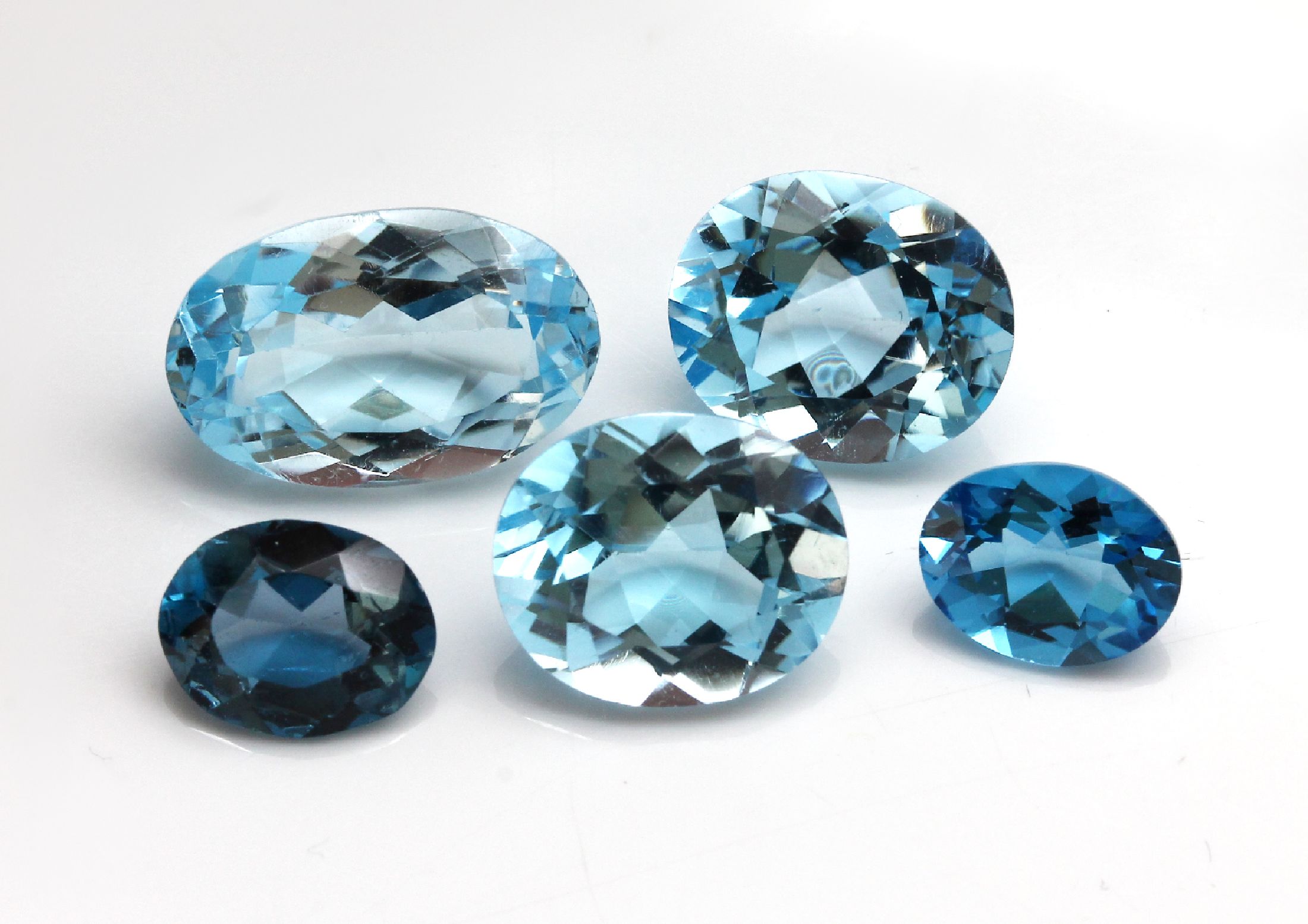 Lot 5 lose Topase zus. ca. 22.98 ct, ovalfacett. in versch. Größen, Topase beh.