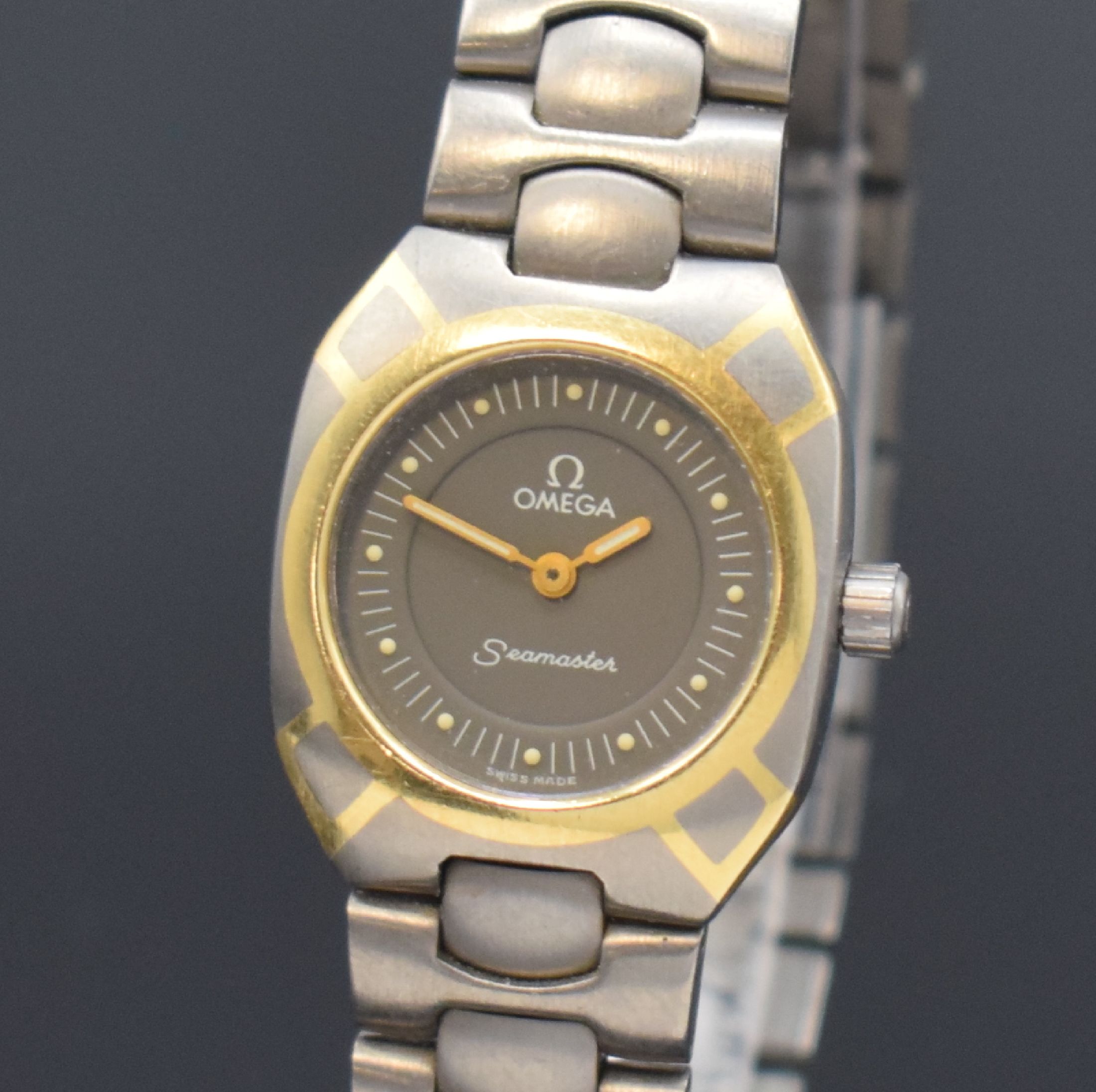 Detail a: OMEGA Seamaster Polaris Damenarmbanduhr, Schweiz um 1985, quarz, z.T. goldintarsiertes Titangeh., Boden aufgedr., Titanband m. Faltschl., graues ...