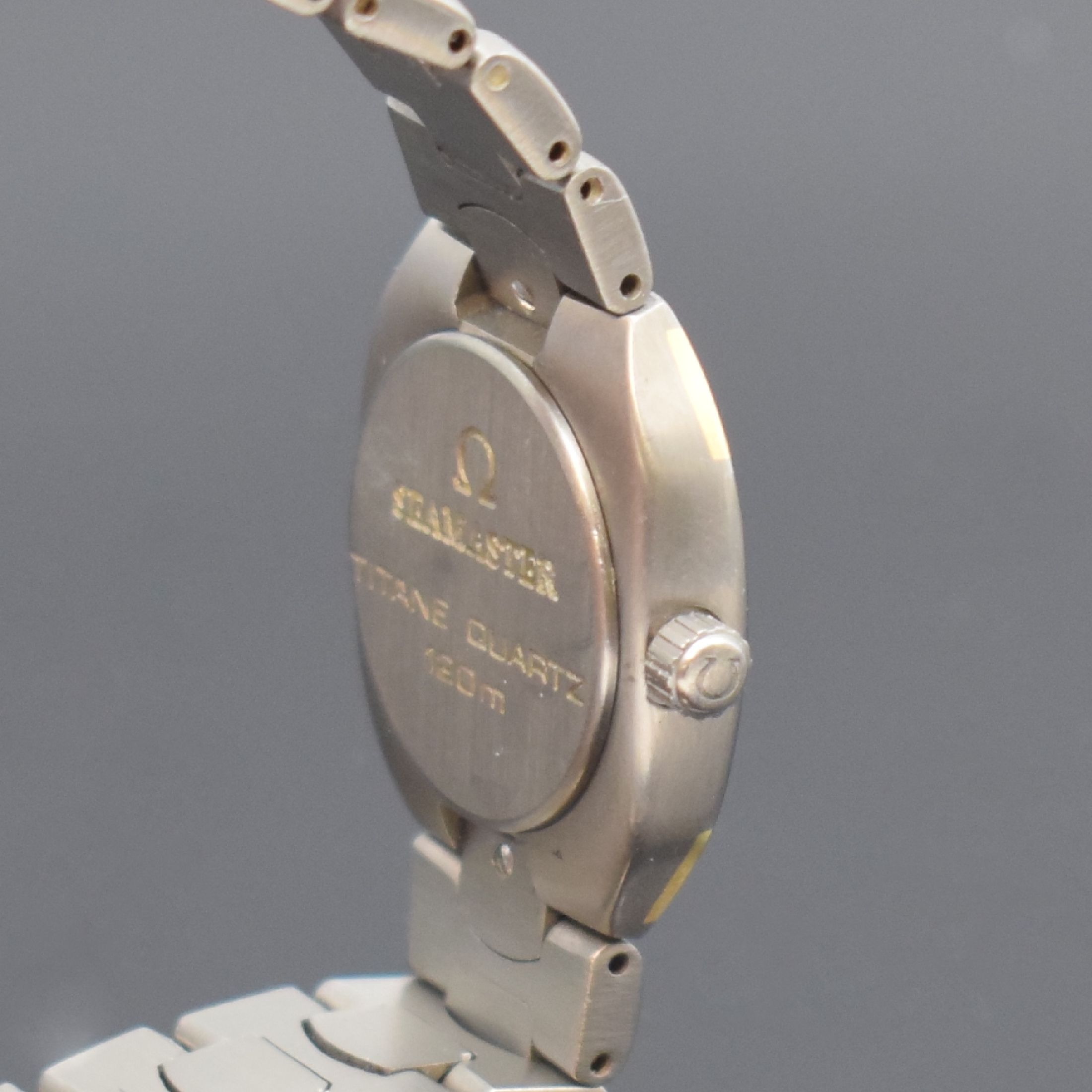 Detail c: OMEGA Seamaster Polaris Damenarmbanduhr, Schweiz um 1985, quarz, z.T. goldintarsiertes Titangeh., Boden aufgedr., Titanband m. Faltschl., graues ...