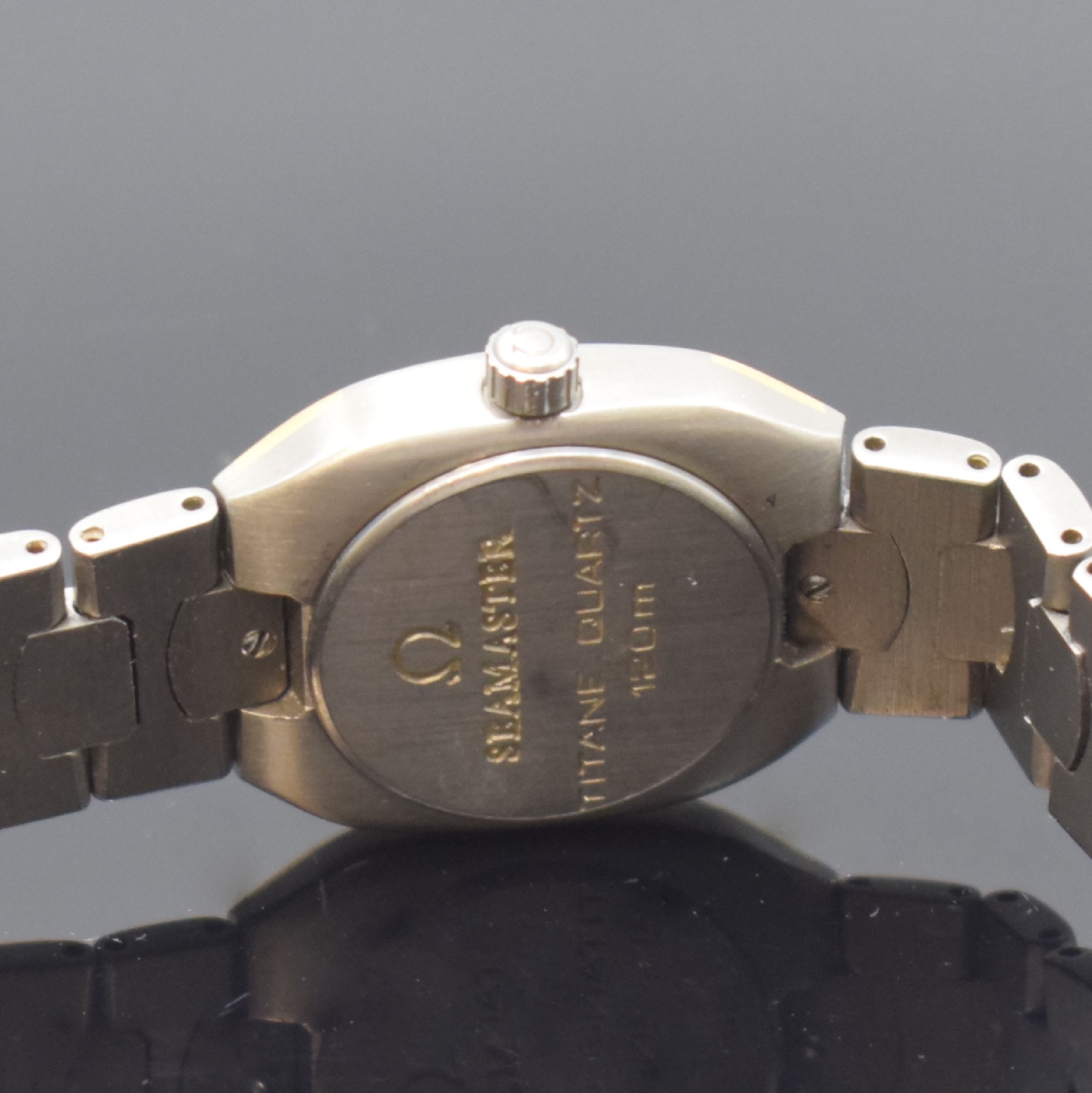 Detail d: OMEGA Seamaster Polaris Damenarmbanduhr, Schweiz um 1985, quarz, z.T. goldintarsiertes Titangeh., Boden aufgedr., Titanband m. Faltschl., graues ...