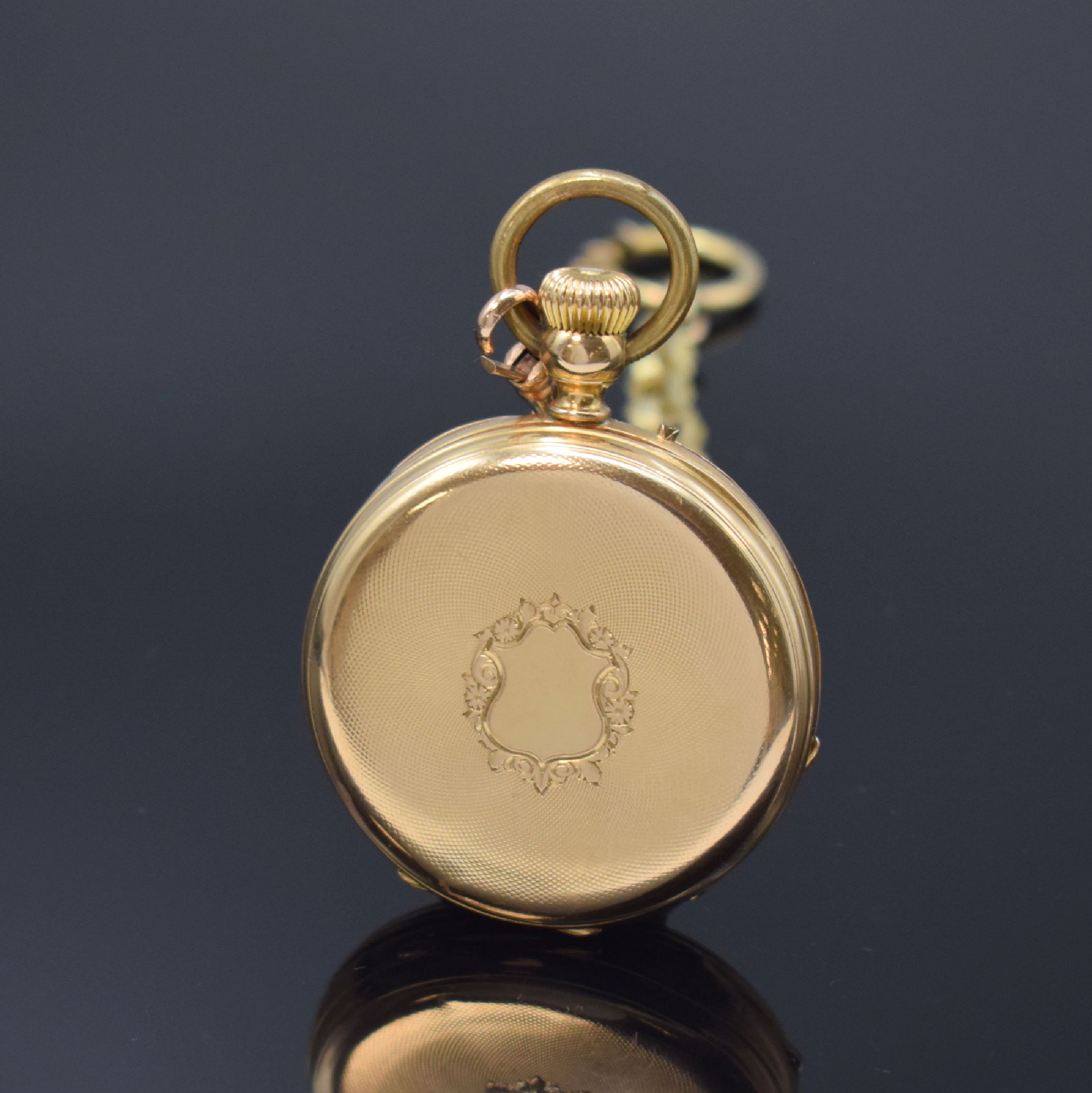 Detail a: Offene Taschenuhr in GG 750/000 mit vergoldeter Kette, Schweiz um 1870, Geh. dell., Goldcuvette, guill. Rückdeckel m. Monogrammspiegel, ...