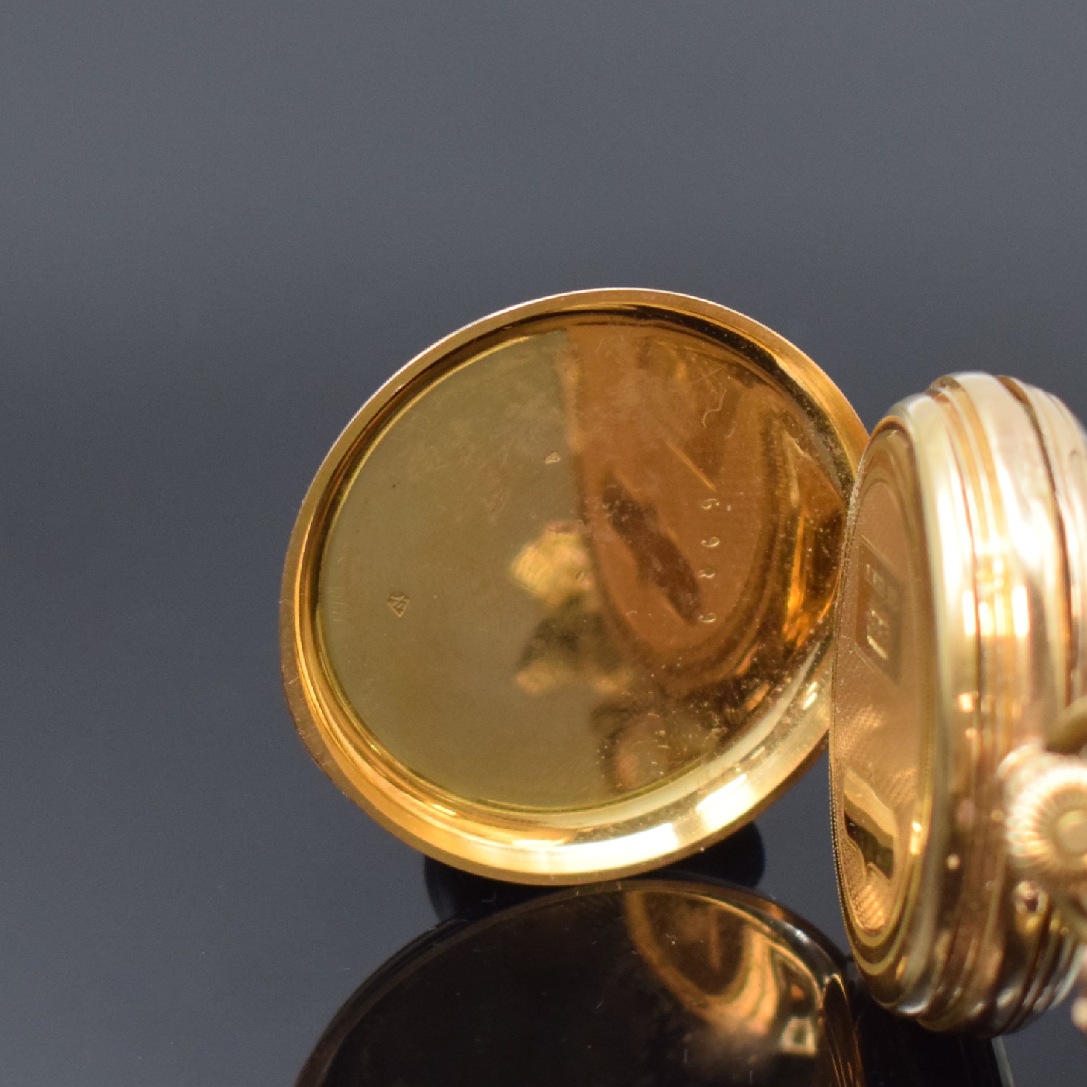 Detail b: Offene Taschenuhr in GG 750/000 mit vergoldeter Kette, Schweiz um 1870, Geh. dell., Goldcuvette, guill. Rückdeckel m. Monogrammspiegel, ...