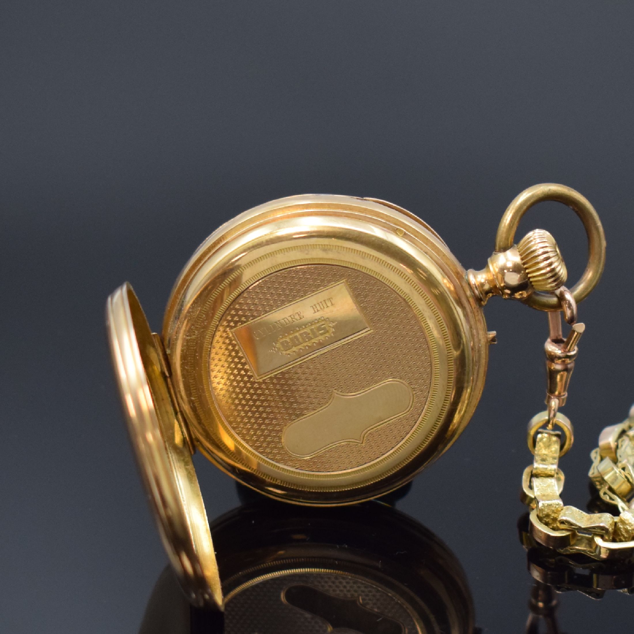 Detail c: Offene Taschenuhr in GG 750/000 mit vergoldeter Kette, Schweiz um 1870, Geh. dell., Goldcuvette, guill. Rückdeckel m. Monogrammspiegel, ...