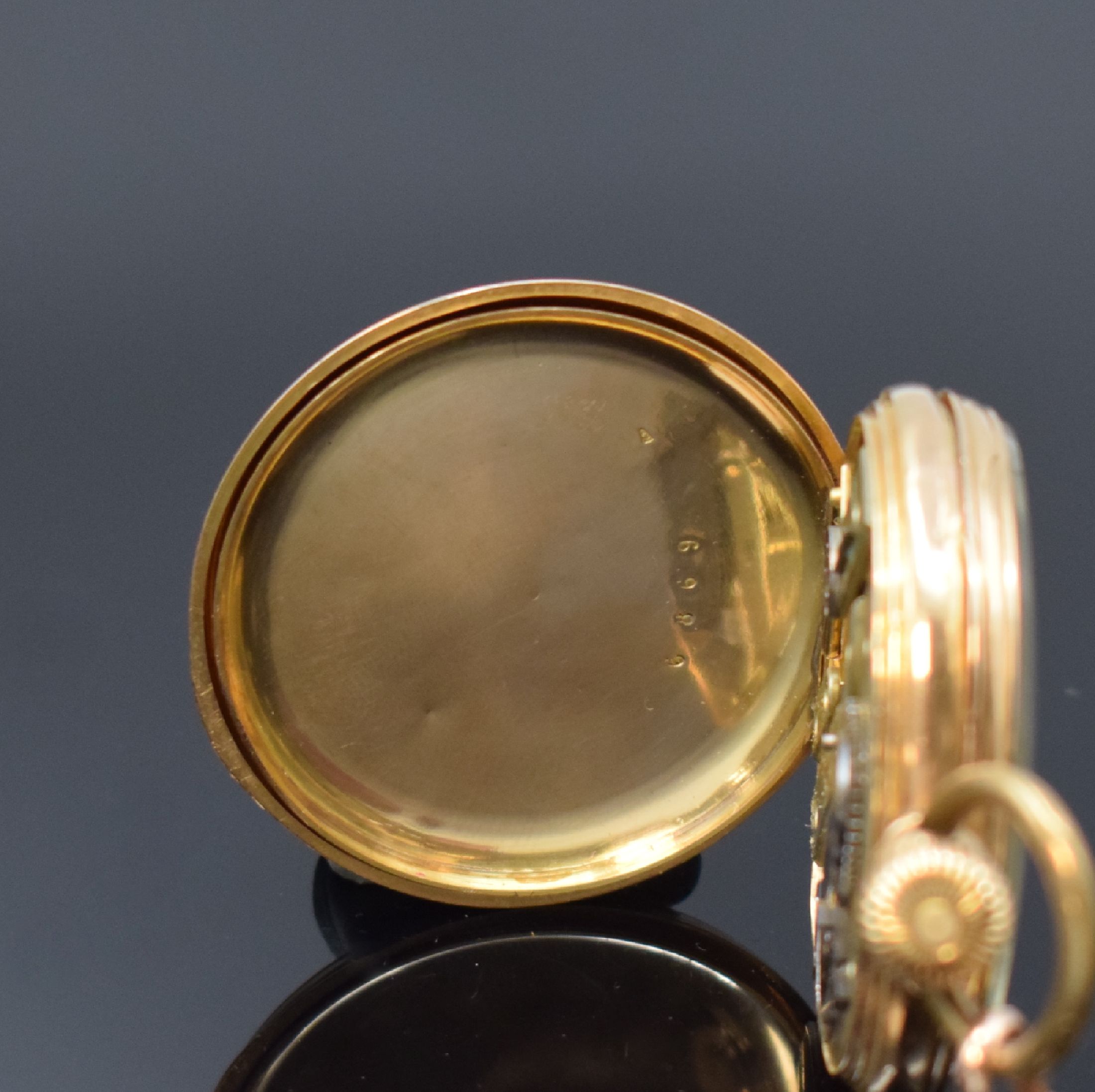 Detail d: Offene Taschenuhr in GG 750/000 mit vergoldeter Kette, Schweiz um 1870, Geh. dell., Goldcuvette, guill. Rückdeckel m. Monogrammspiegel, ...