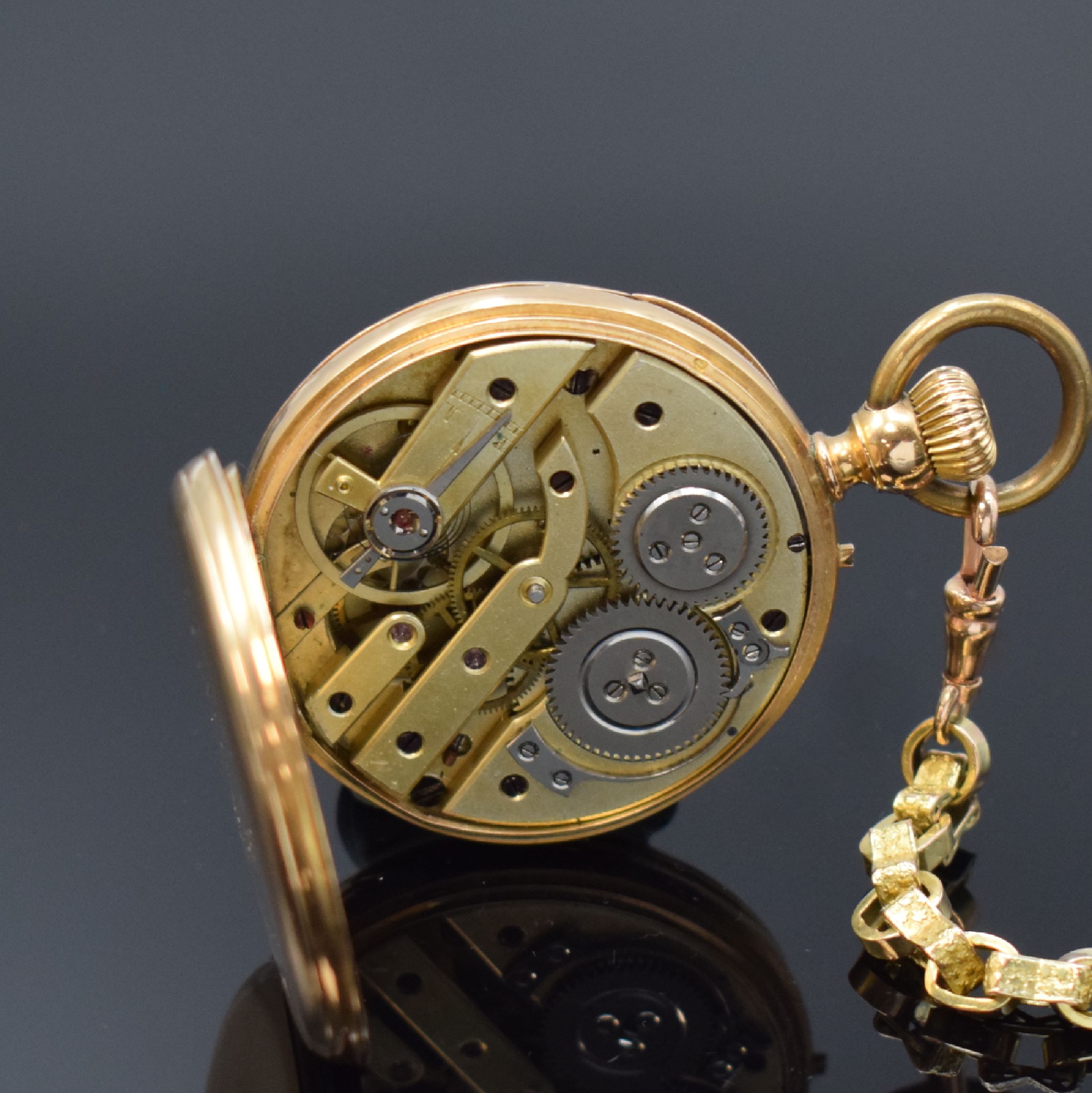 Detail e: Offene Taschenuhr in GG 750/000 mit vergoldeter Kette, Schweiz um 1870, Geh. dell., Goldcuvette, guill. Rückdeckel m. Monogrammspiegel, ...