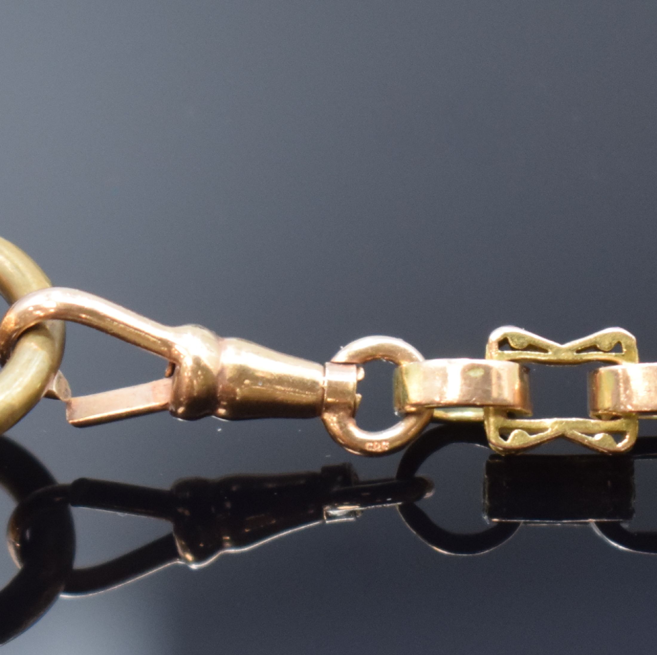 Detail f: Offene Taschenuhr in GG 750/000 mit vergoldeter Kette, Schweiz um 1870, Geh. dell., Goldcuvette, guill. Rückdeckel m. Monogrammspiegel, ...