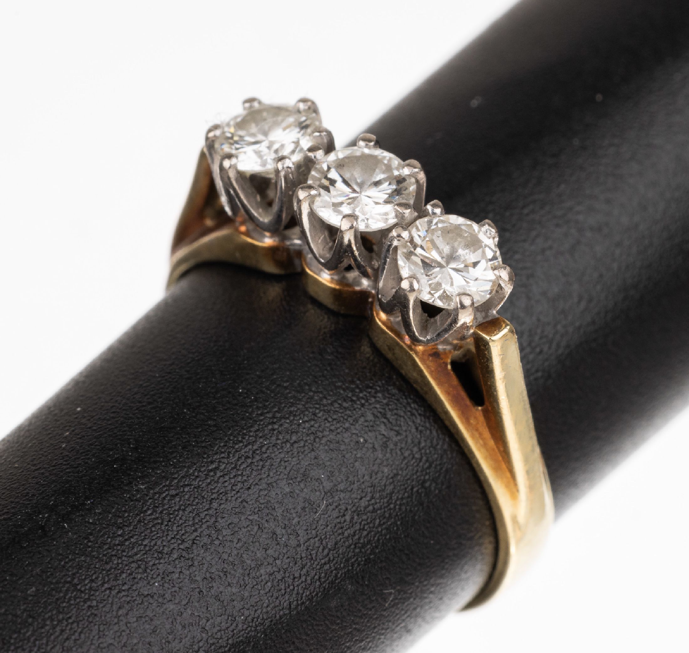 14 kt Gold Brillant-Ring, GG/WG 585/000 gepr., 3 in WG gefasste Brillanten zus. ca. 0.75 ct Weiß/vs-si, RW 51, ca. 3.0 g