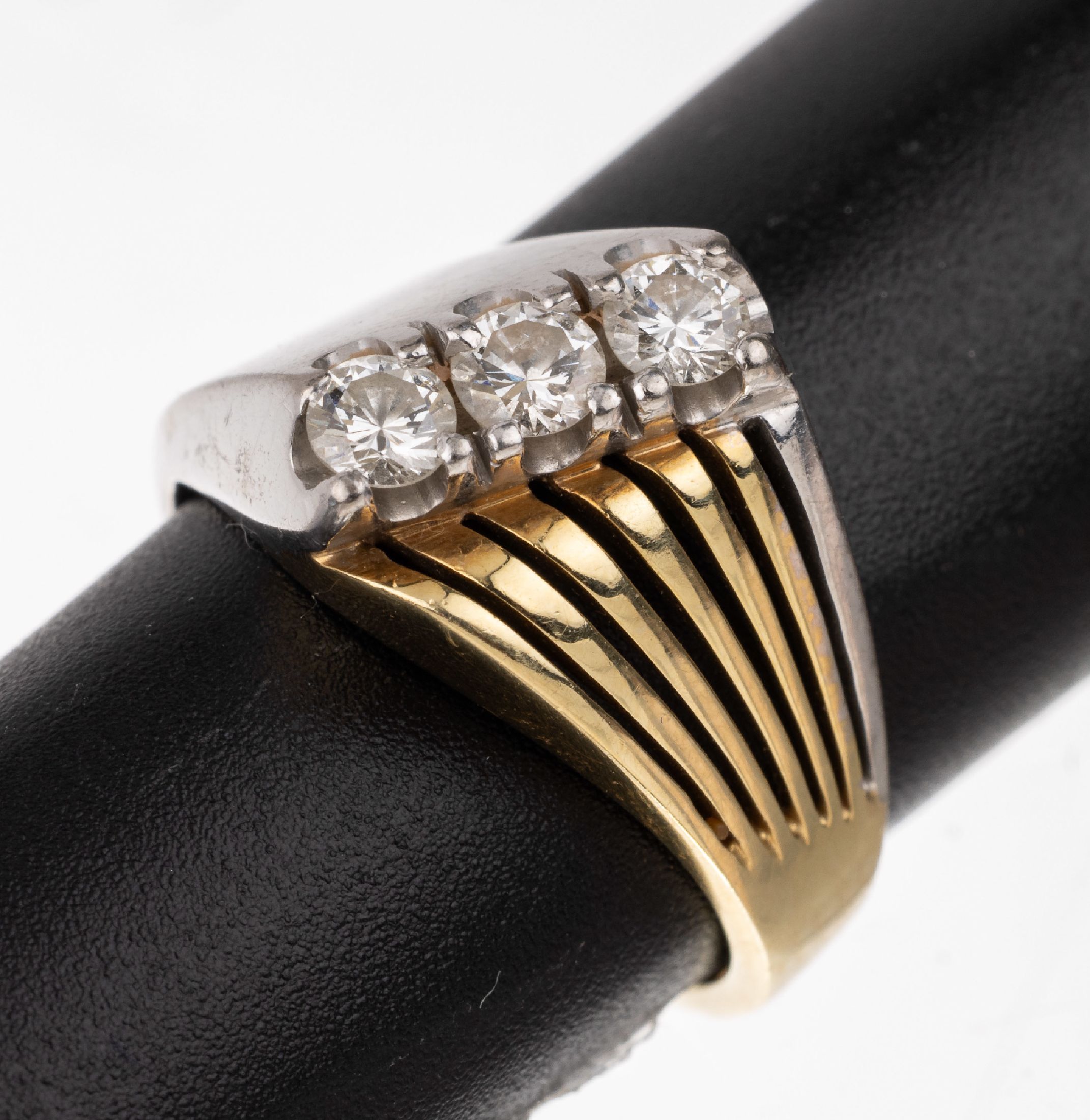 14 kt Gold Brillant-Ring, GG/WG 585/000, Ringschulter einseitig durchbrochen gearbeitet, 3 Brillanten zus. ca. 0.45 ct Weiß/si, RW 50, ca. 5.8 g