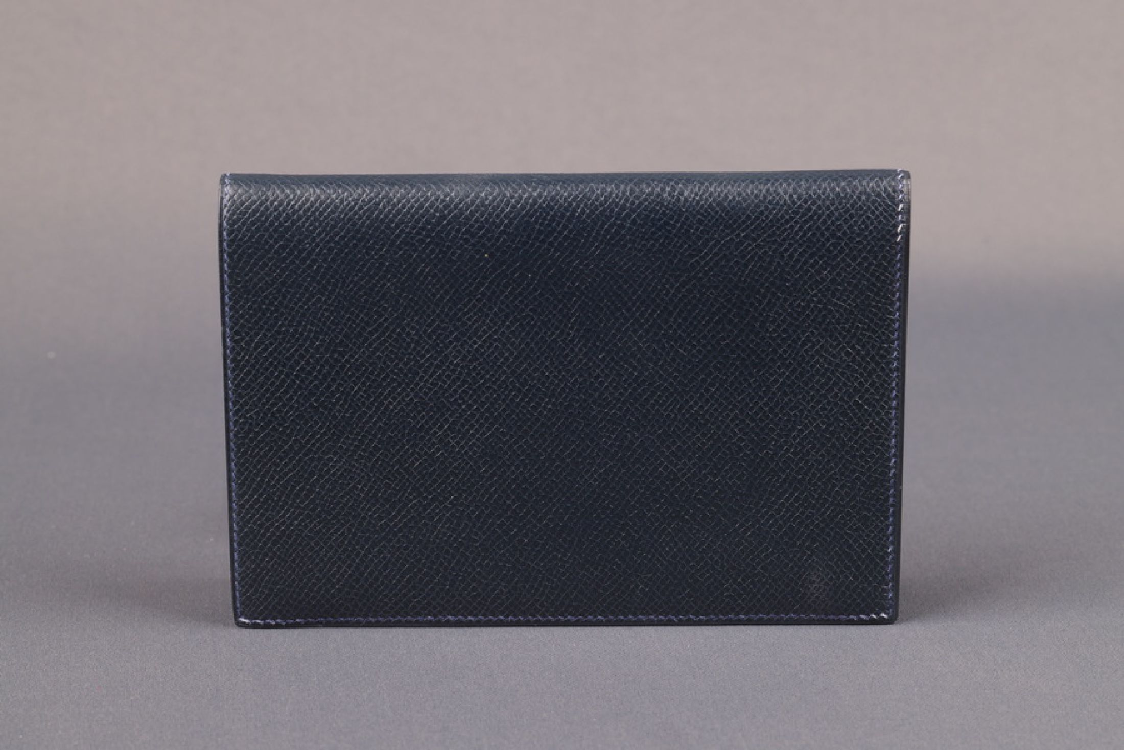 Detail a: HERMES Brieftasche, dunkelblaues Leder, 1 Scheinfach, Kartenfächer und Seitenfächer, ca.10.5 x 15 cm, min. Gebr.-Spuren