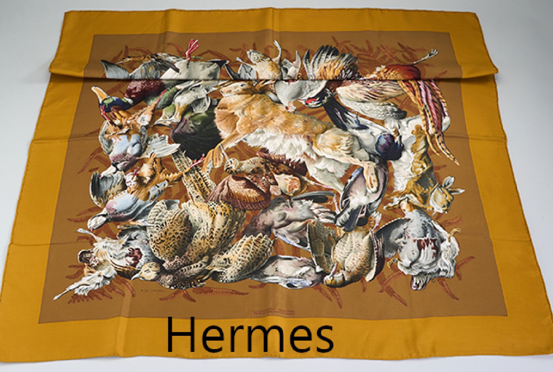 HERMES Seiden Carree, 100 % Seide, Modell: Gibiers, Entwurf Henri de Linares, Darstellungdiv. Wildtieren, ca. 88 x 88 cm, in orig. Karton