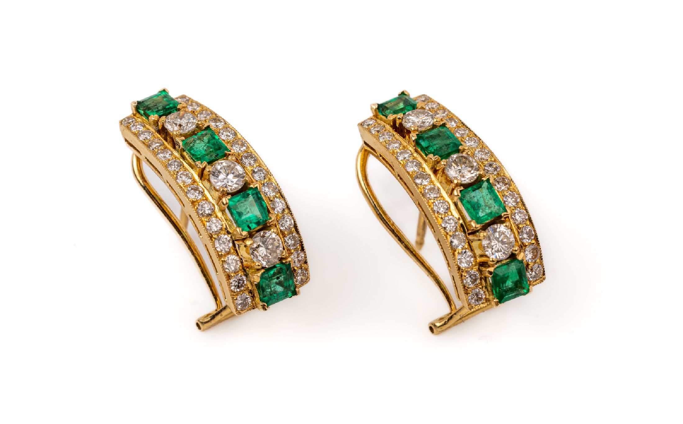 Paar 18 kt Gold Smaragd Brillant Ohrstecker, GG 750/000, gepr., 62 Brillanten zus. ca. 1.16 ct feines Weiß-Weiß/si-p1, 8 Smaragd- Carrees zus. ca. ...