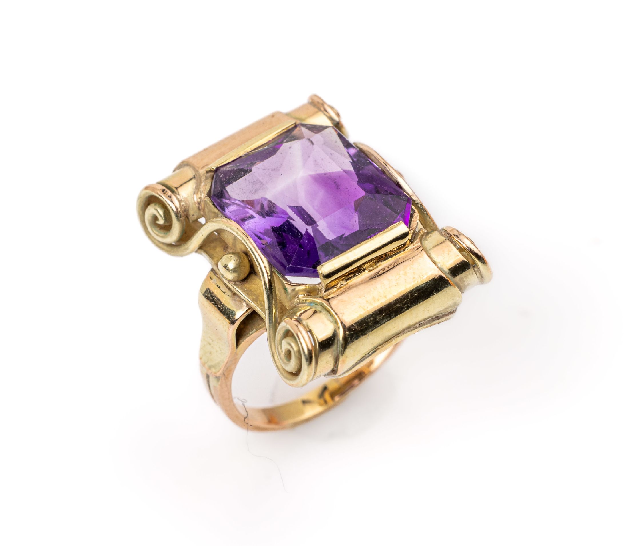 14 kt Gold Amethyst Ring, 1930er Jahre, GG 585/000, aufwändige Goldschmiedearbeit mit Golddraht in Volutenform und Granalien, Amethyst ca. 13.4 x ...