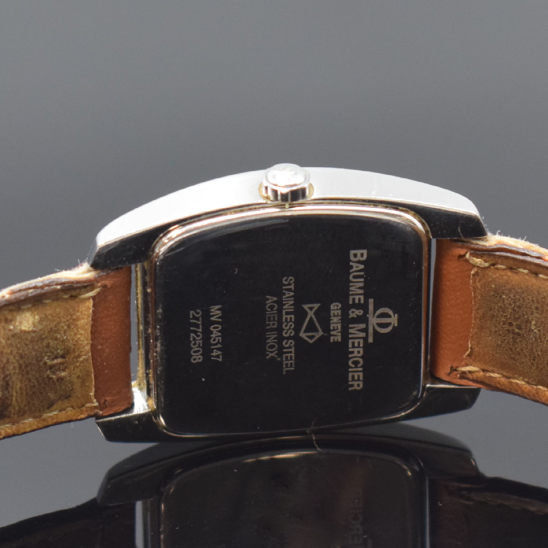 Detail d: BAUME & MERCIER Hampton Armbanduhr in Stahl Referenz MV045147, Schweiz um 2010, quarz, Boden gedr., Lederband m. orig. Faltschl., weißes Zifferbl. ...