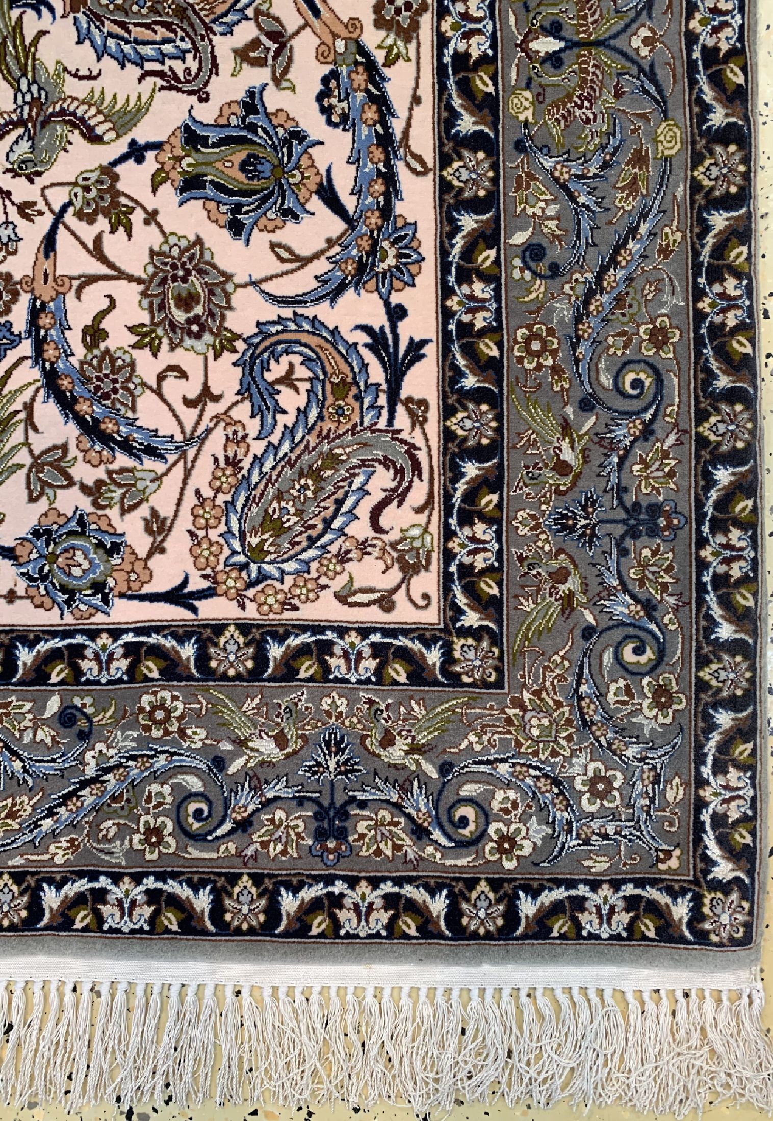 Detail a: Esfahan fein, signiert, Persien, ca. 50 Jahre, Korkwolle mit und auf Seide, ca. 183 x 112 cm, ca. 1,0 Mio. Kn/qm, Reinigungsbedürftig, EHZ: 1-2