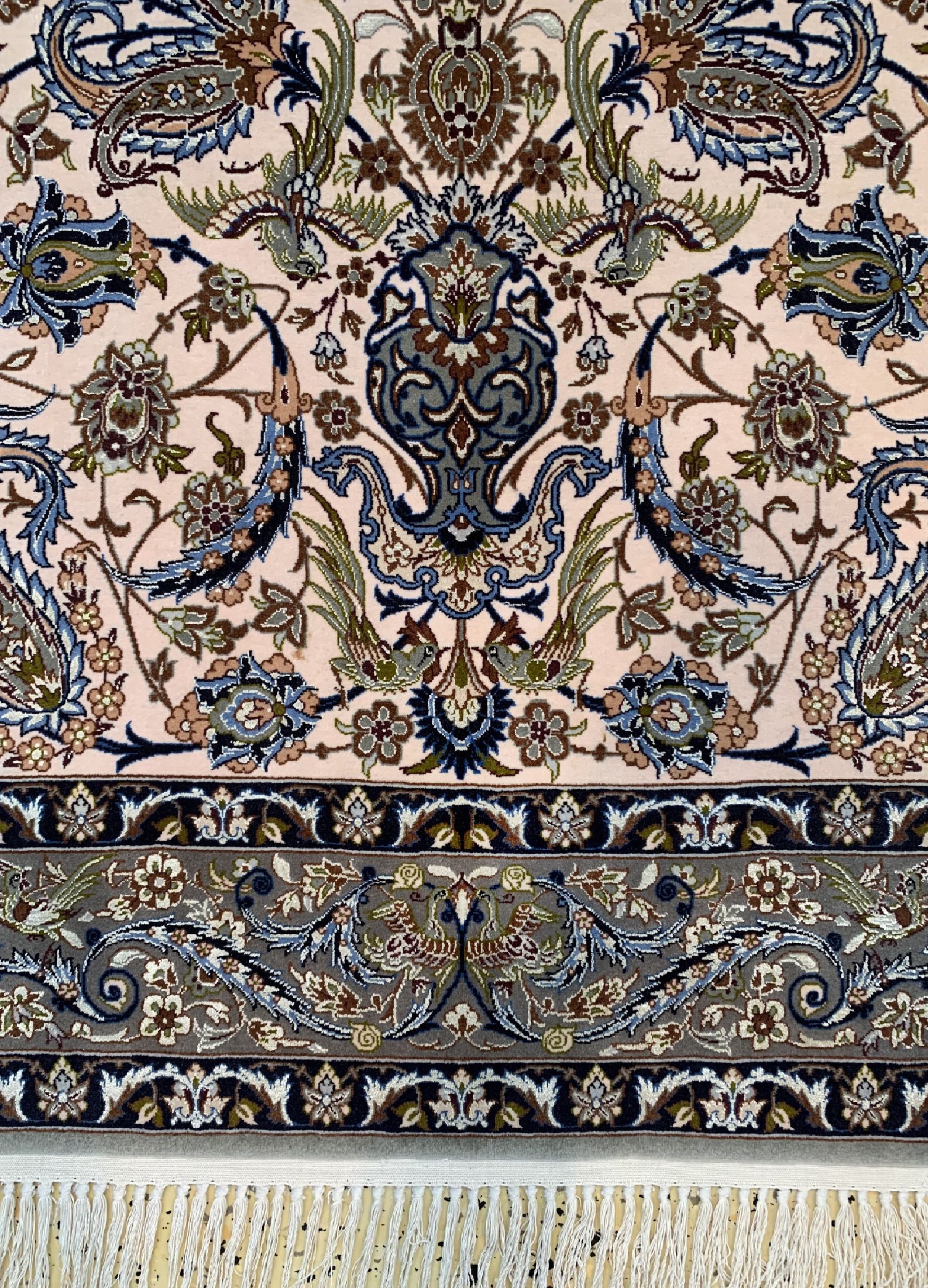 Detail b: Esfahan fein, signiert, Persien, ca. 50 Jahre, Korkwolle mit und auf Seide, ca. 183 x 112 cm, ca. 1,0 Mio. Kn/qm, Reinigungsbedürftig, EHZ: 1-2