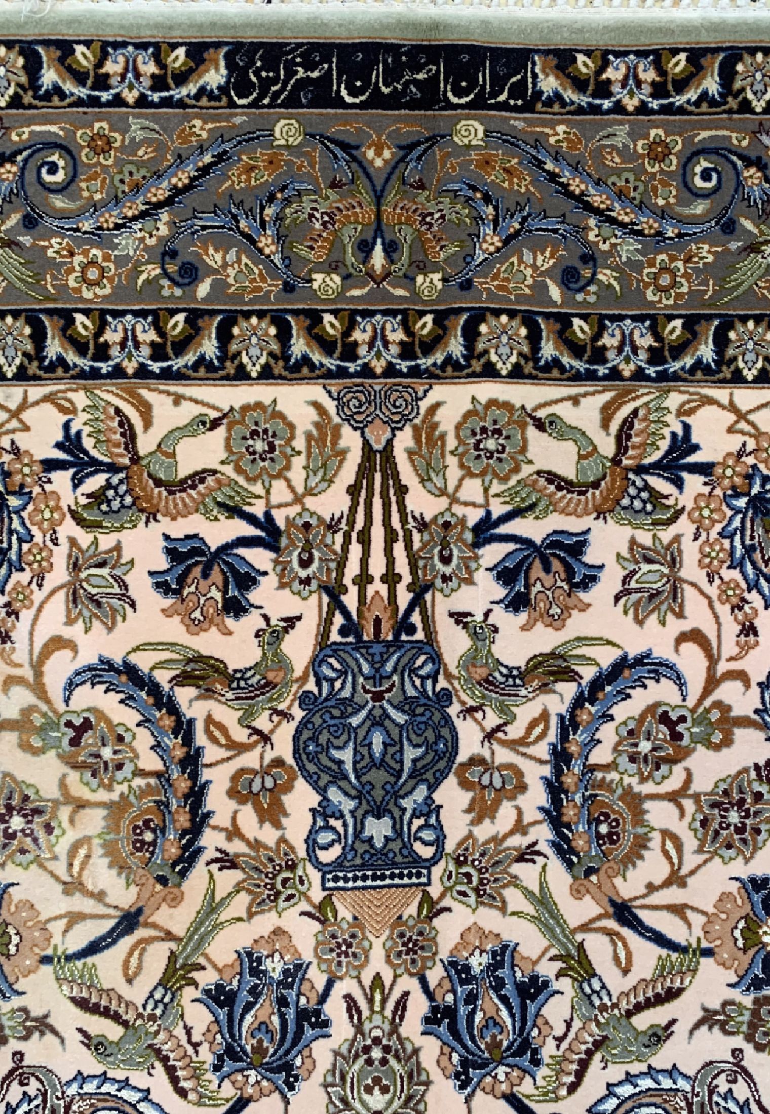 Detail d: Esfahan fein, signiert, Persien, ca. 50 Jahre, Korkwolle mit und auf Seide, ca. 183 x 112 cm, ca. 1,0 Mio. Kn/qm, Reinigungsbedürftig, EHZ: 1-2