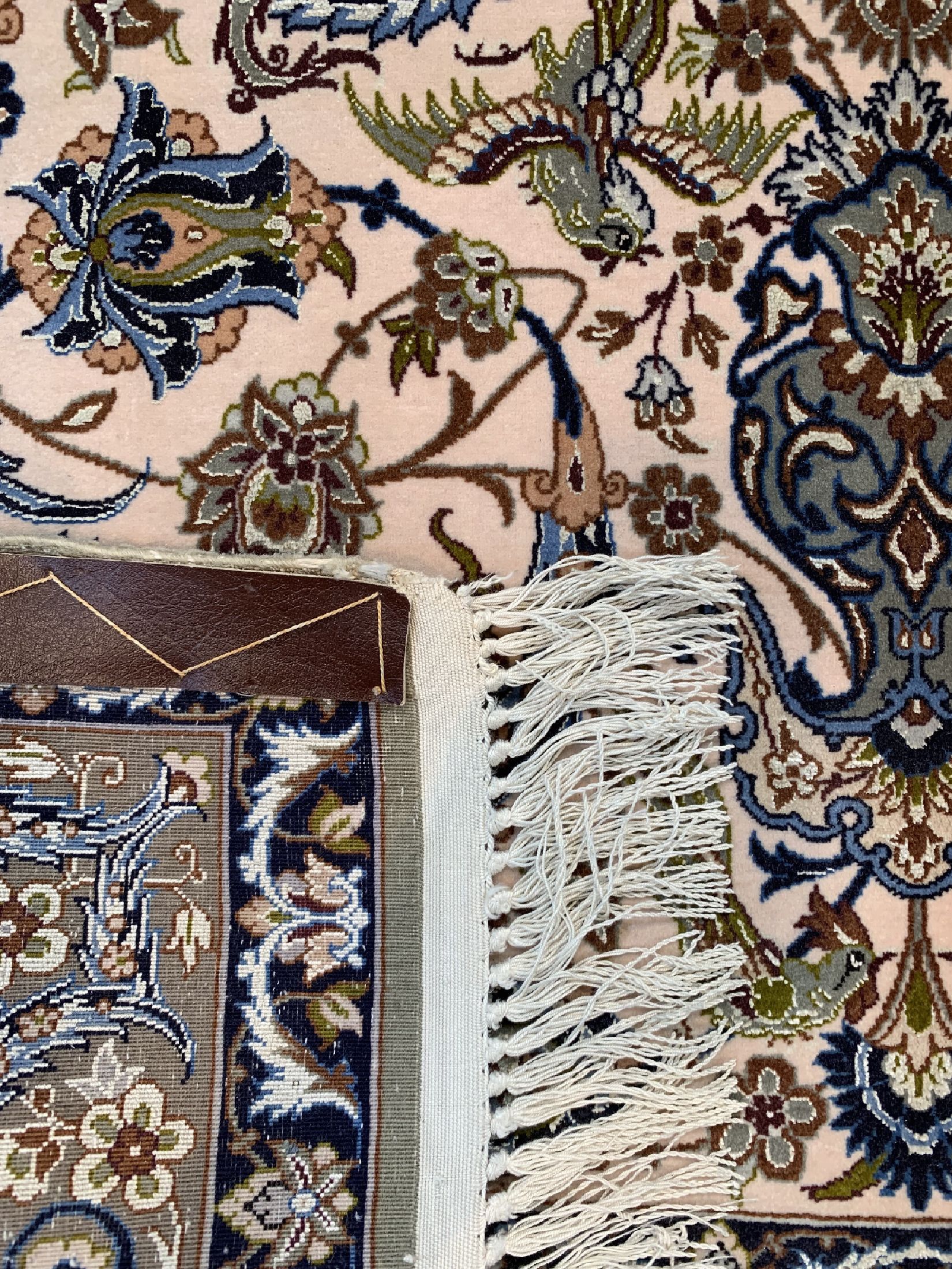 Detail e: Esfahan fein, signiert, Persien, ca. 50 Jahre, Korkwolle mit und auf Seide, ca. 183 x 112 cm, ca. 1,0 Mio. Kn/qm, Reinigungsbedürftig, EHZ: 1-2