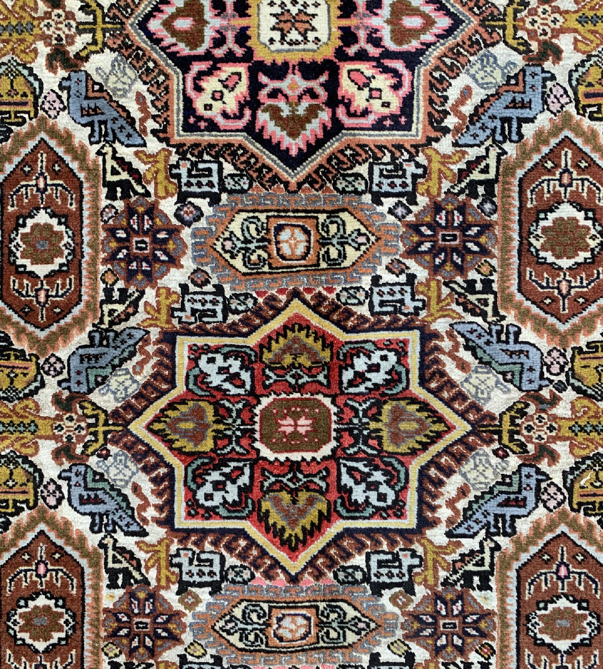 Detail c: Ardebil"Seidengrund", Persien, ca. 50 Jahre, Wolle mit Seide, ca. 149 x 103 cm, EHZ:2