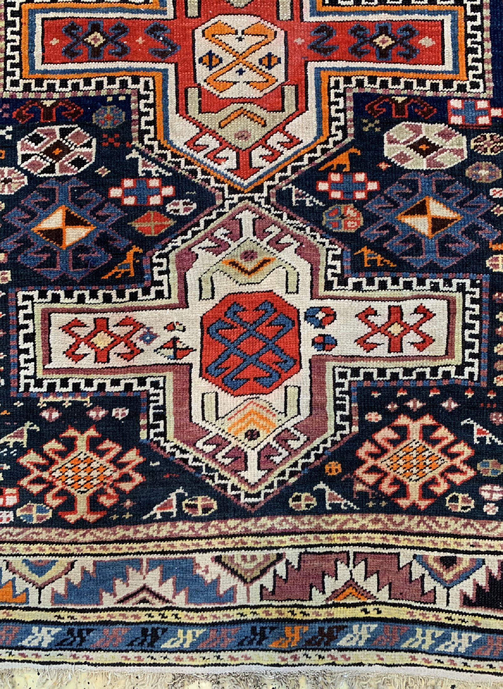 Detail b: Shirwan antik, Kaukasus, um 1910, Wolle aufWolle, ca. 184 x 109 cm, EHZ: 3, kleines Loch