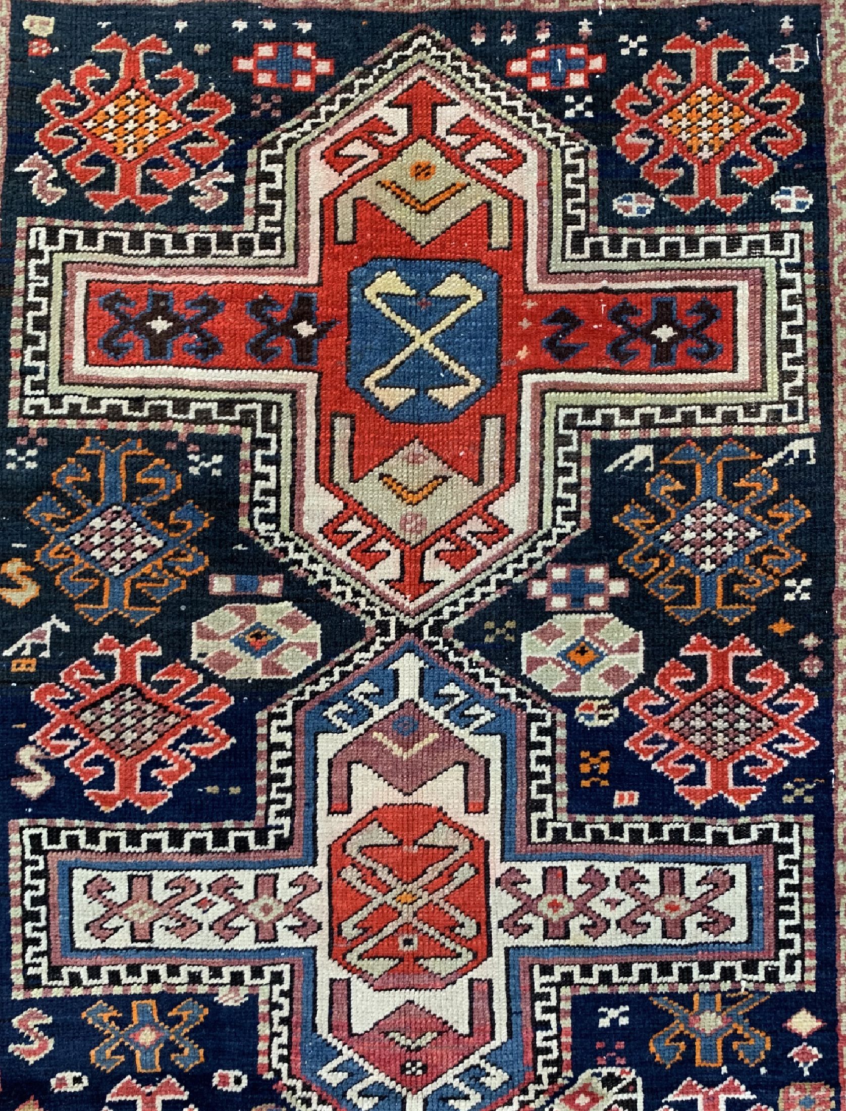 Detail c: Shirwan antik, Kaukasus, um 1910, Wolle aufWolle, ca. 184 x 109 cm, EHZ: 3, kleines Loch