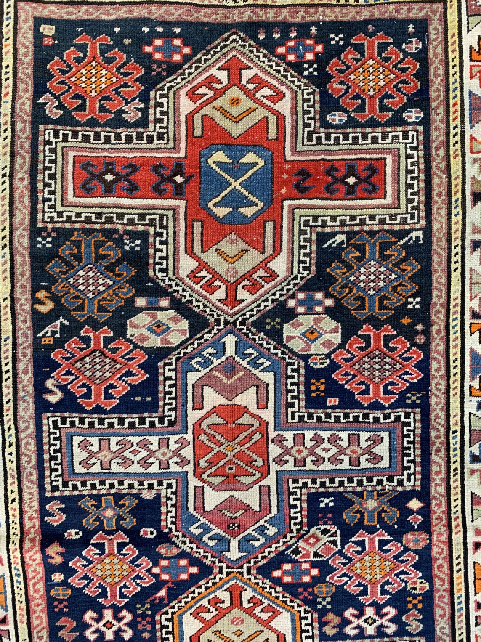Detail d: Shirwan antik, Kaukasus, um 1910, Wolle aufWolle, ca. 184 x 109 cm, EHZ: 3, kleines Loch