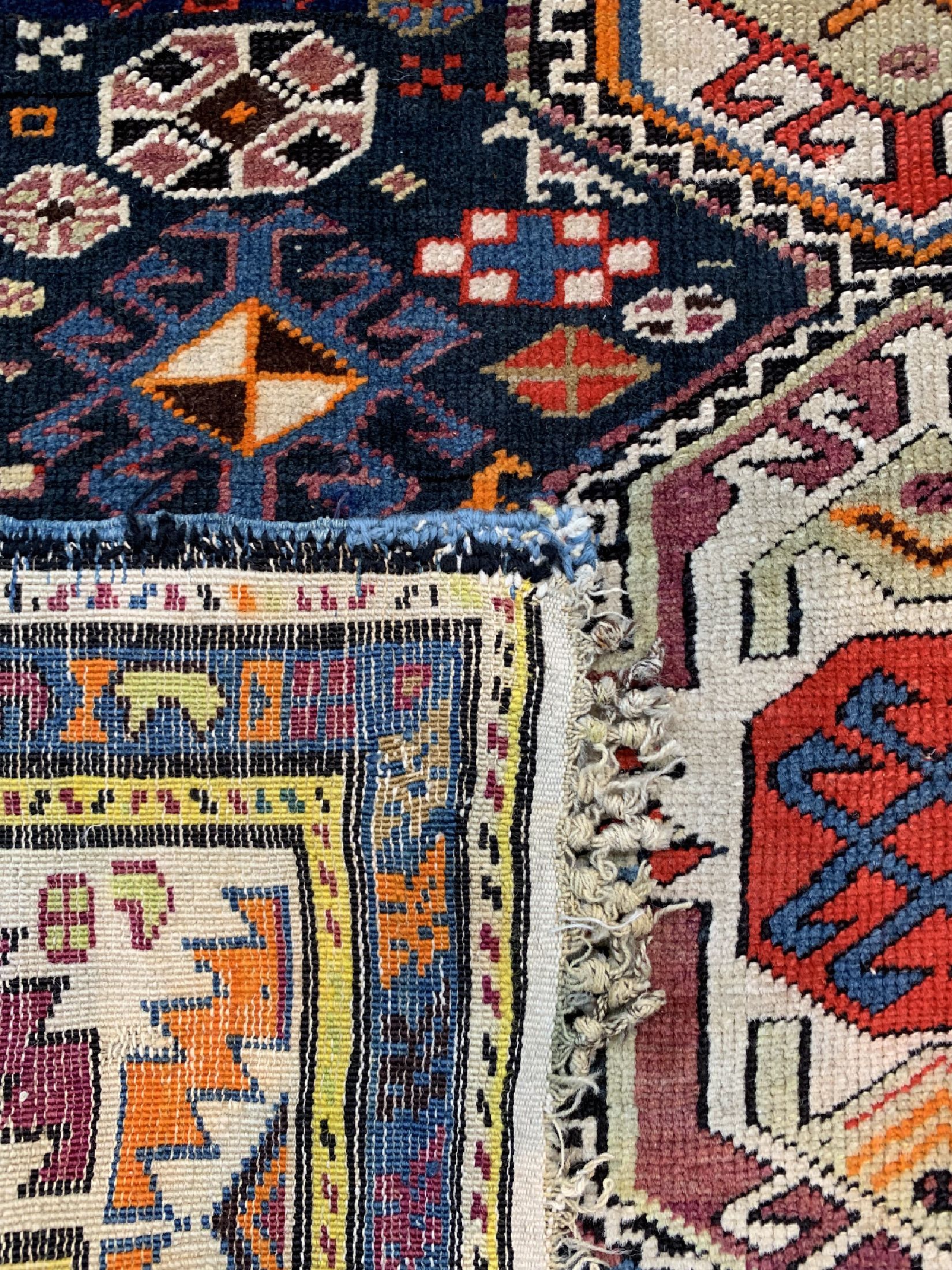 Detail e: Shirwan antik, Kaukasus, um 1910, Wolle aufWolle, ca. 184 x 109 cm, EHZ: 3, kleines Loch