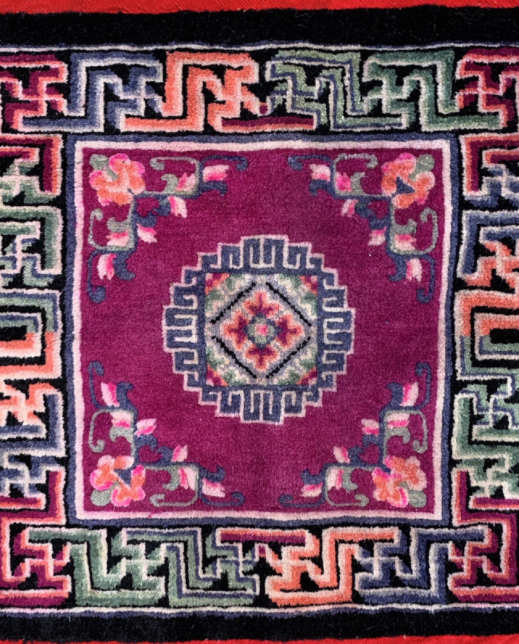 Detail b: Konvolut 2 Sitzbankteppiche, China, um 1940/50, Wolle auf Baumwolle, ca. 82 x 80 cm, EHZ: 2