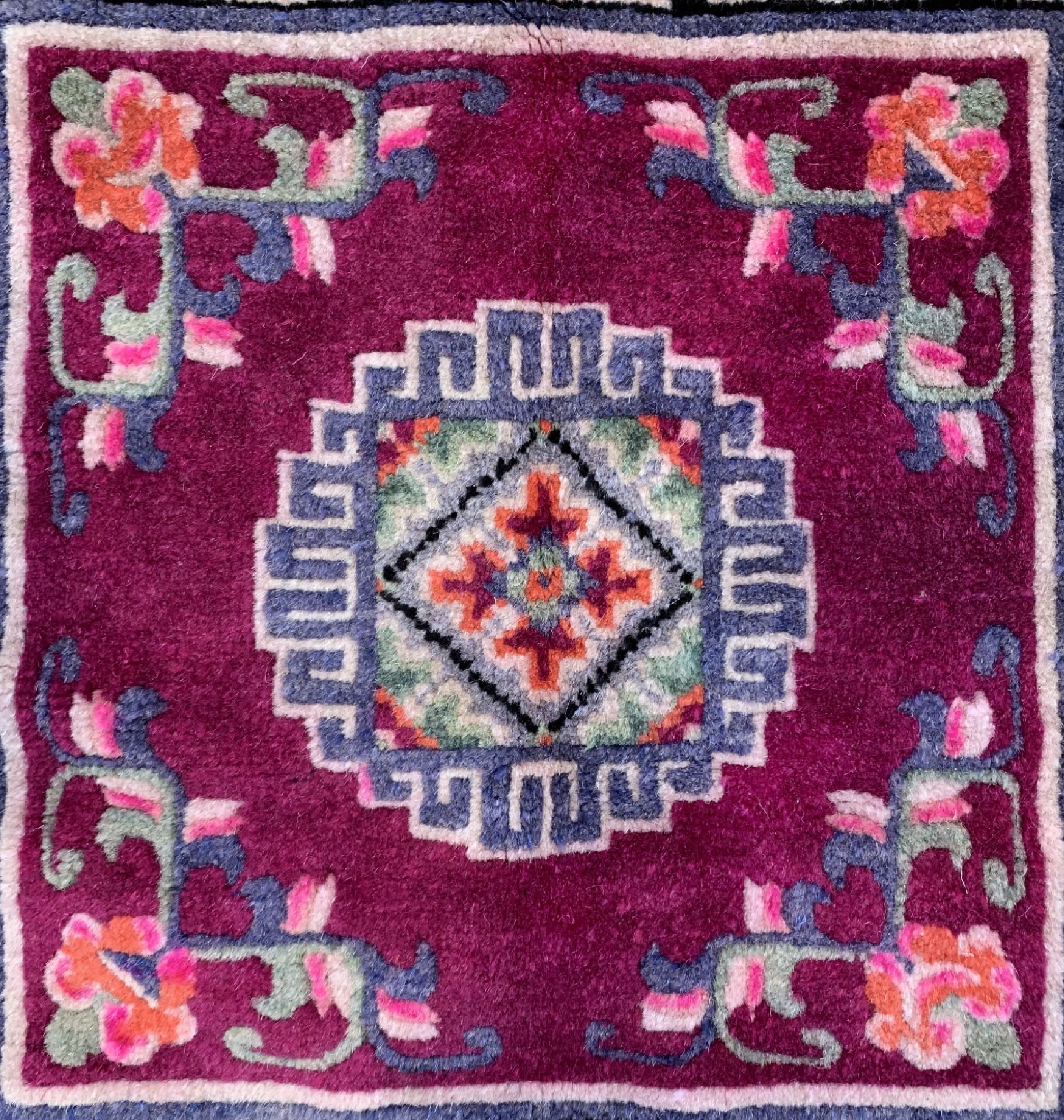 Detail c: Konvolut 2 Sitzbankteppiche, China, um 1940/50, Wolle auf Baumwolle, ca. 82 x 80 cm, EHZ: 2