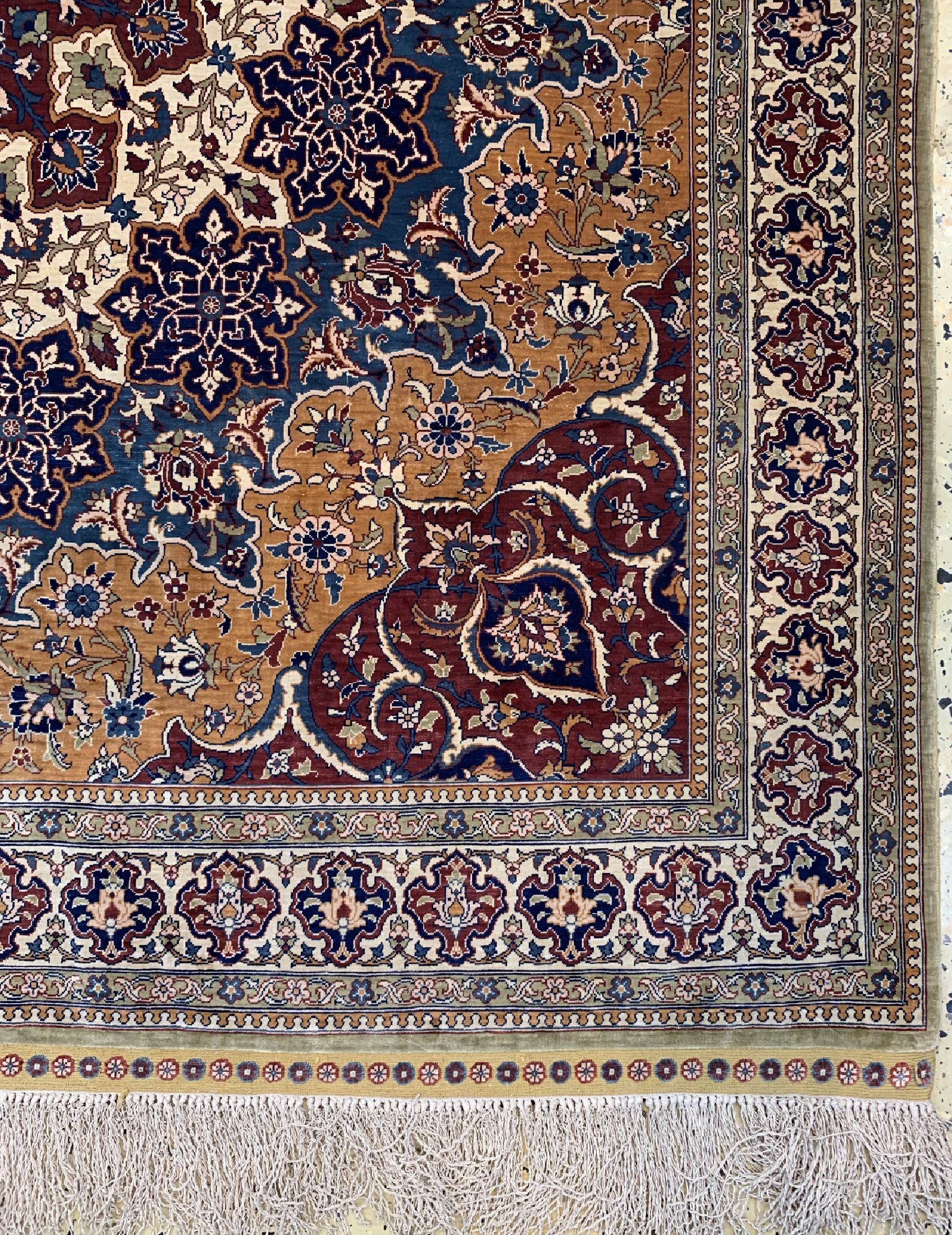 Detail a: Hereke Seide fein Türkei, signiert(Özipek),um 1950, reine Naturseide, ca. 145 x 145 cm, ca. 1,0 Mio. Kn/qm, EHZ: 1-2