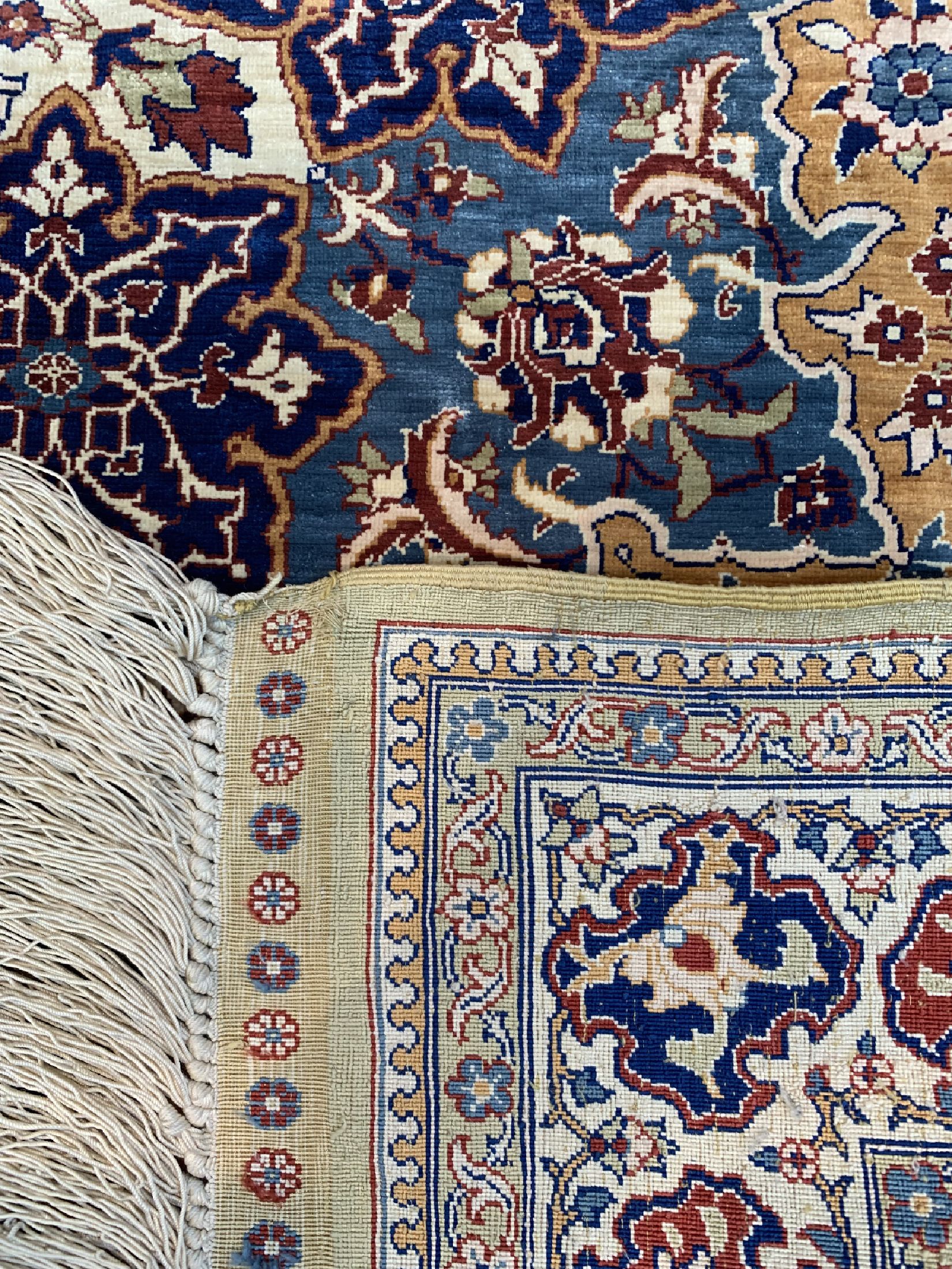 Detail e: Hereke Seide fein Türkei, signiert(Özipek),um 1950, reine Naturseide, ca. 145 x 145 cm, ca. 1,0 Mio. Kn/qm, EHZ: 1-2