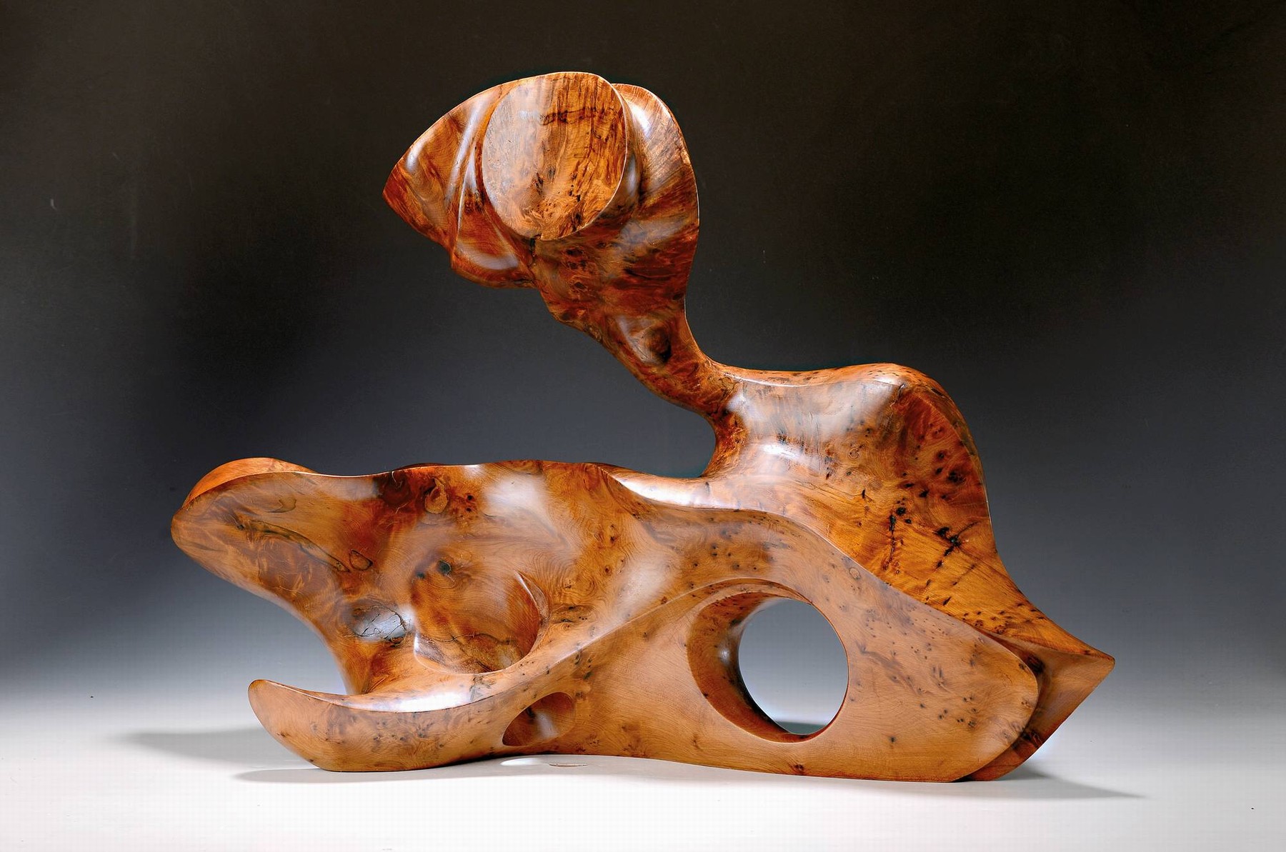 Skulptur aus Thujaholz, 1980er/1990er Jahre,organische Form, fein gerundete Formen und sehr glatte Oberfläche, hand schmeichelnd,am Boden ...