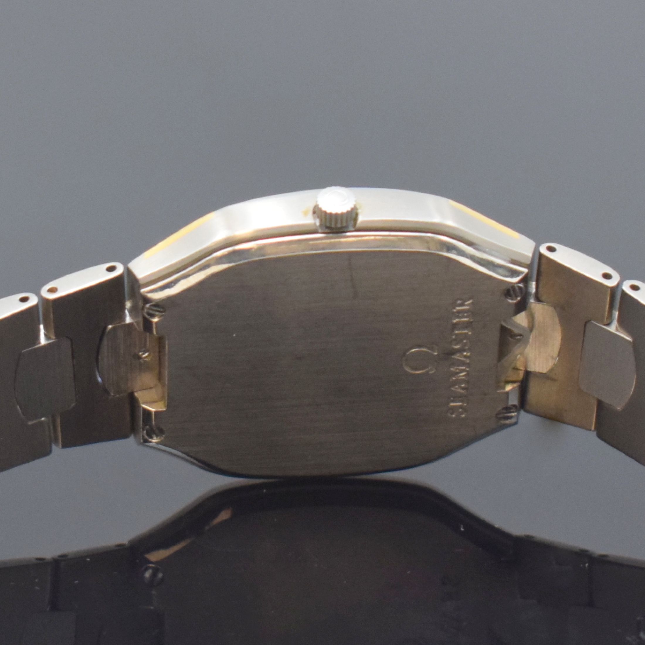 Detail e: OMEGA Seamaster Polaris Herrenarmbanduhr mit Multifunktionsanzeige, Schweiz um 1990, quarz mit Digital- u. analoger Anzeige, Titangeh. teils m. Gold ...
