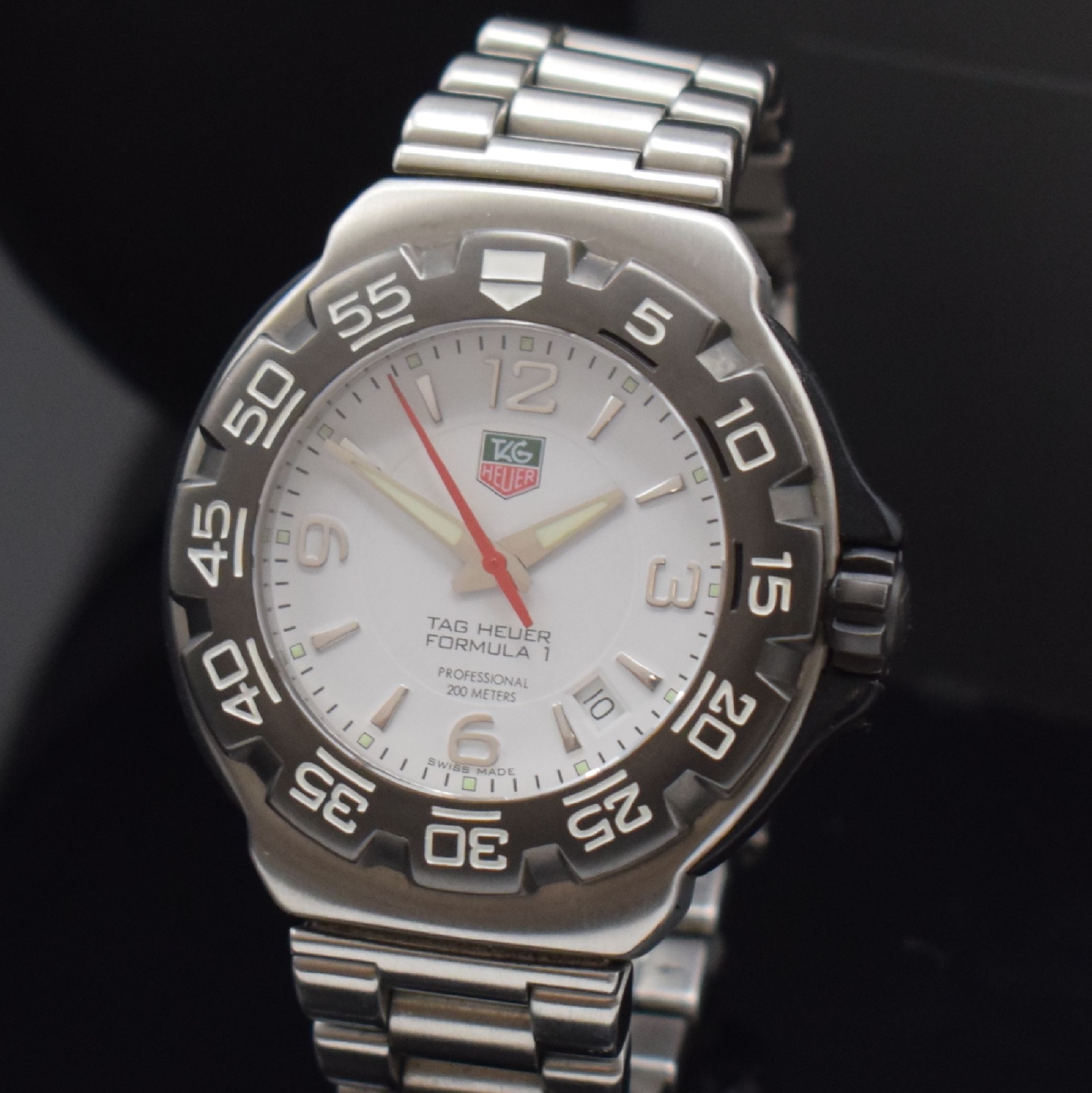 Detail a: TAG HEUER Herrenarmbanduhr Formula 1 in Stahl Referenz WAC111, Schweiz verk. lt. beil. Pap. 10/2005, quarz, Boden verschr., orig. Gliederband m. ...
