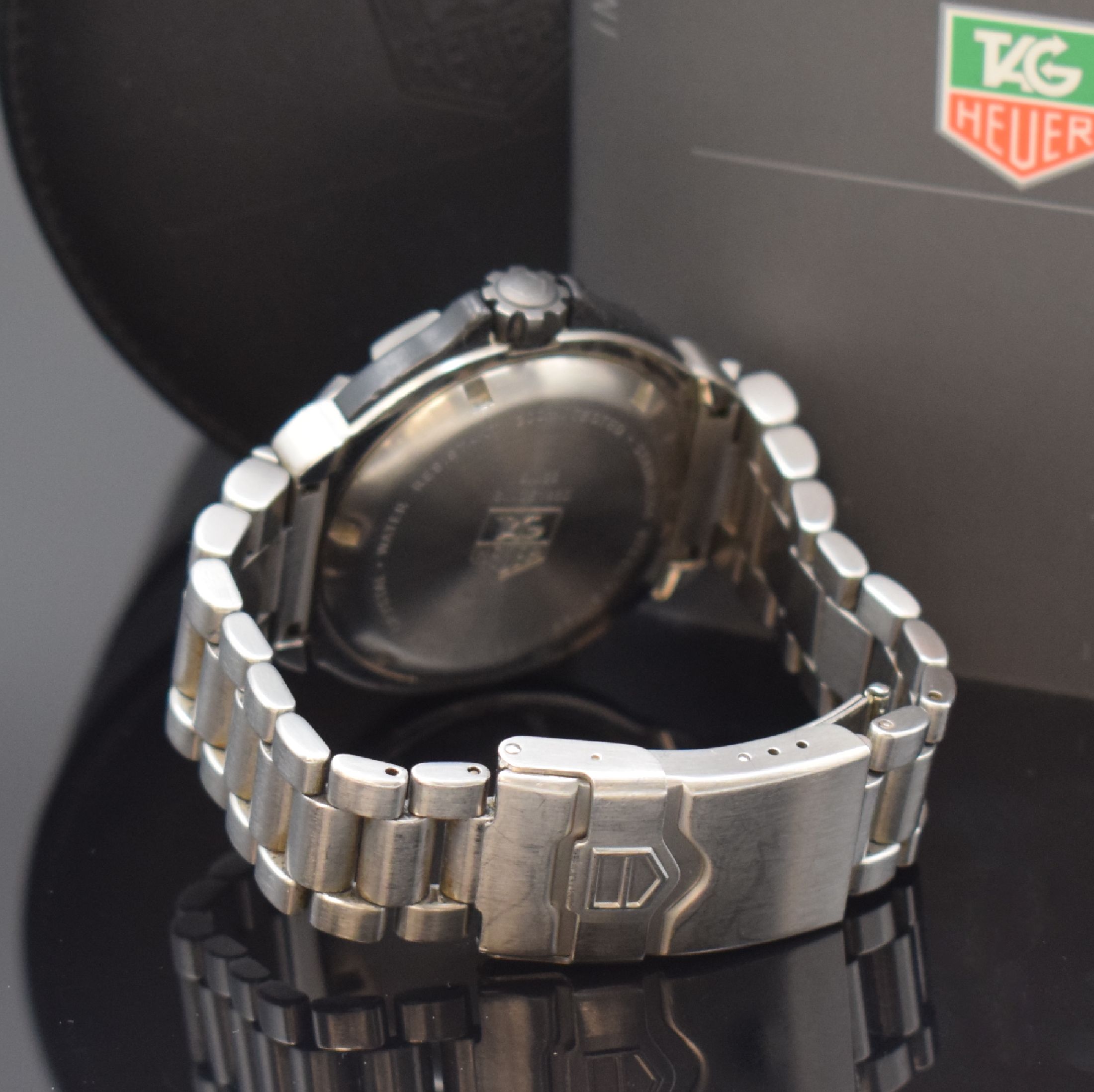 Detail b: TAG HEUER Herrenarmbanduhr Formula 1 in Stahl Referenz WAC111, Schweiz verk. lt. beil. Pap. 10/2005, quarz, Boden verschr., orig. Gliederband m. ...