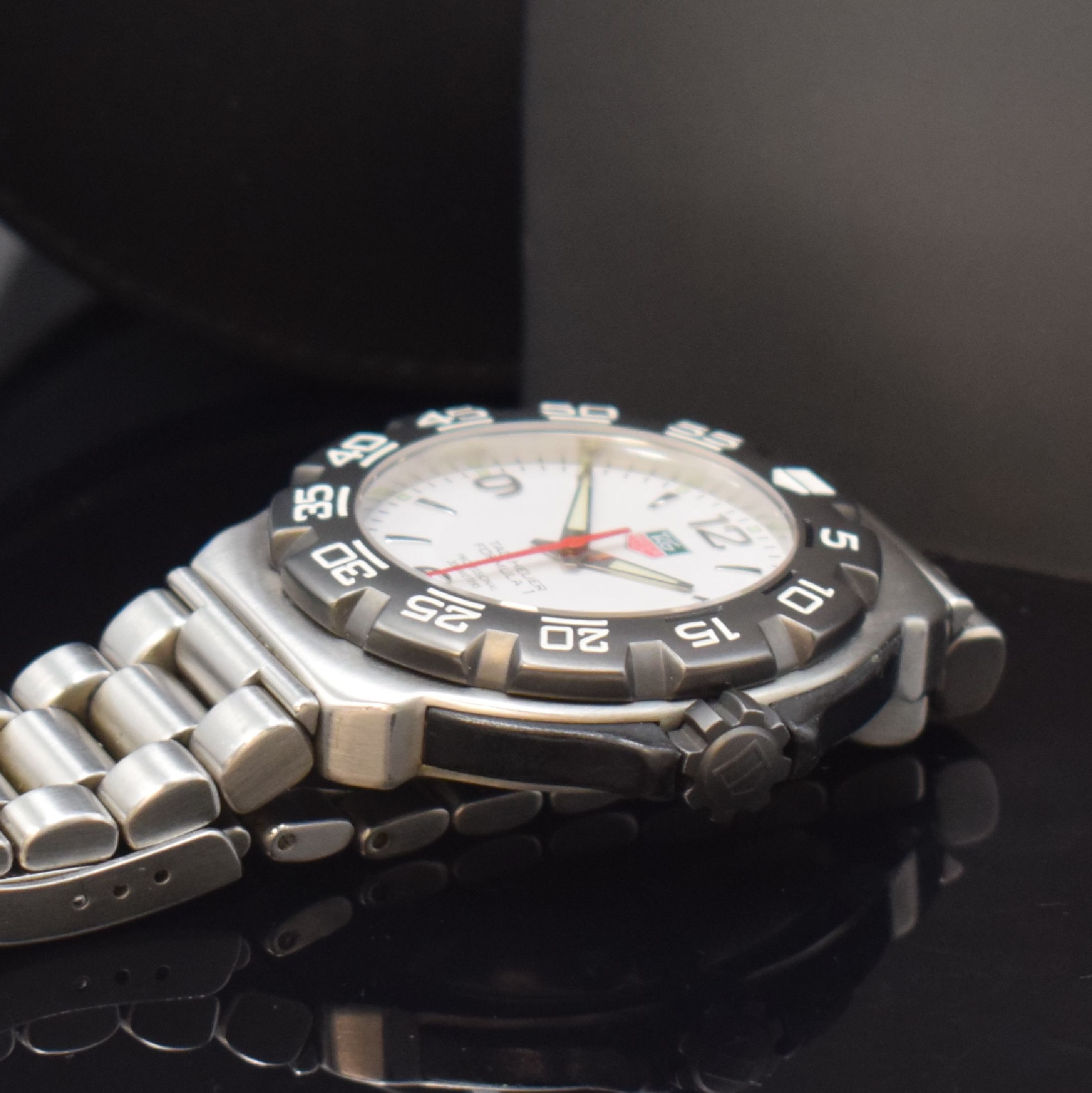 Detail c: TAG HEUER Herrenarmbanduhr Formula 1 in Stahl Referenz WAC111, Schweiz verk. lt. beil. Pap. 10/2005, quarz, Boden verschr., orig. Gliederband m. ...