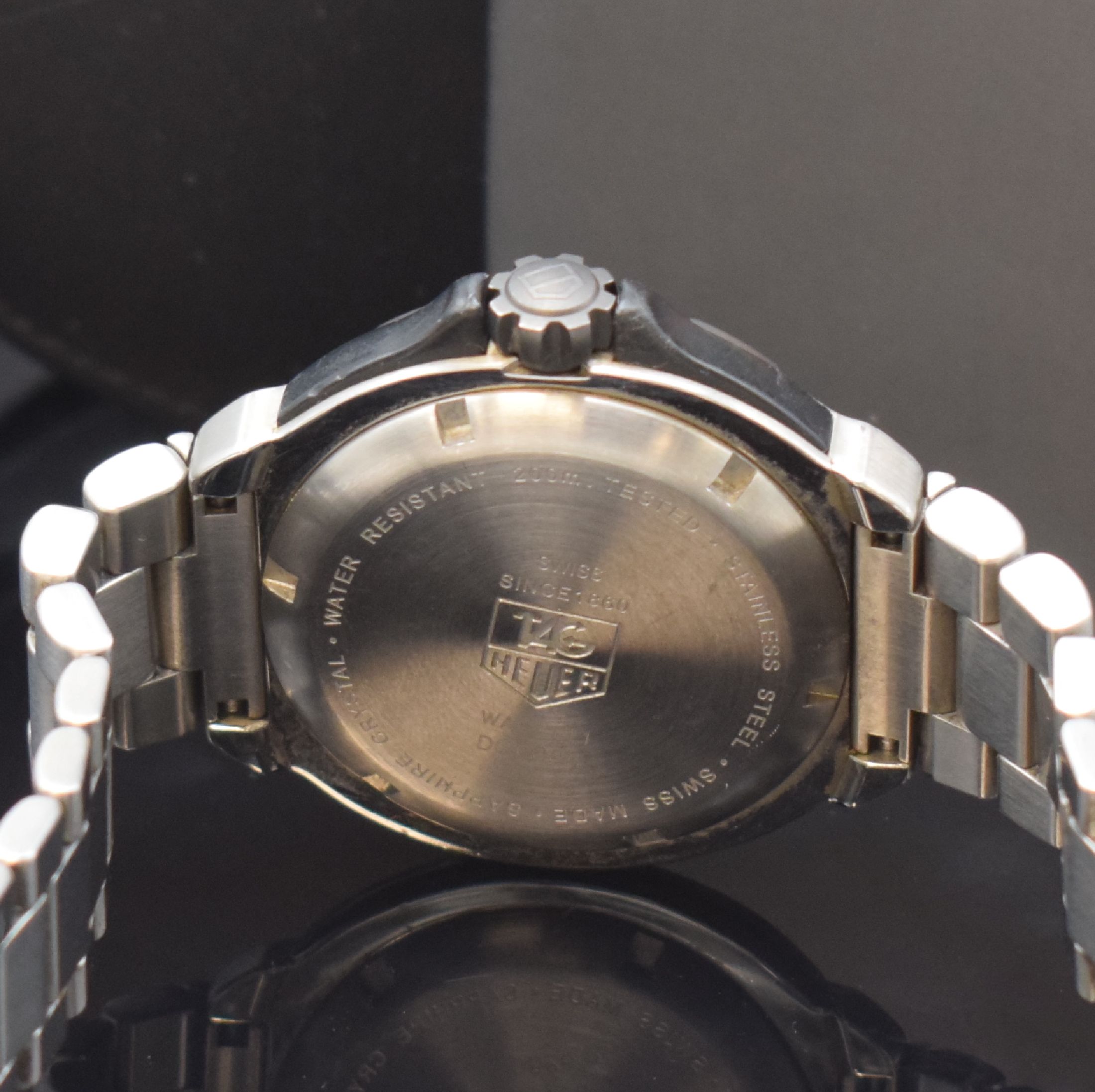 Detail d: TAG HEUER Herrenarmbanduhr Formula 1 in Stahl Referenz WAC111, Schweiz verk. lt. beil. Pap. 10/2005, quarz, Boden verschr., orig. Gliederband m. ...