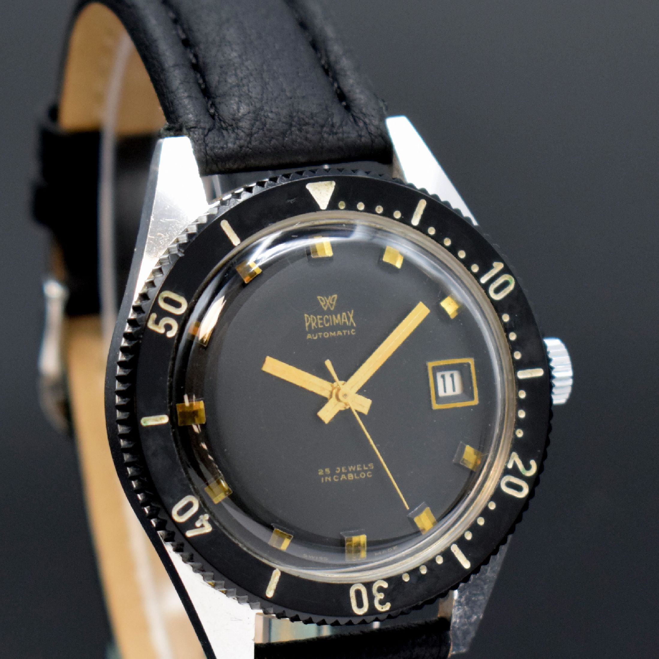 Detail a: PRECIMAX gut erhaltene Herrenarmbanduhr 37,5 mm, Schweiz um 1960, Automatik, 2-teil. verchr. Gehäuse, Boden geschr., schwarze Lünette m. 60er ...